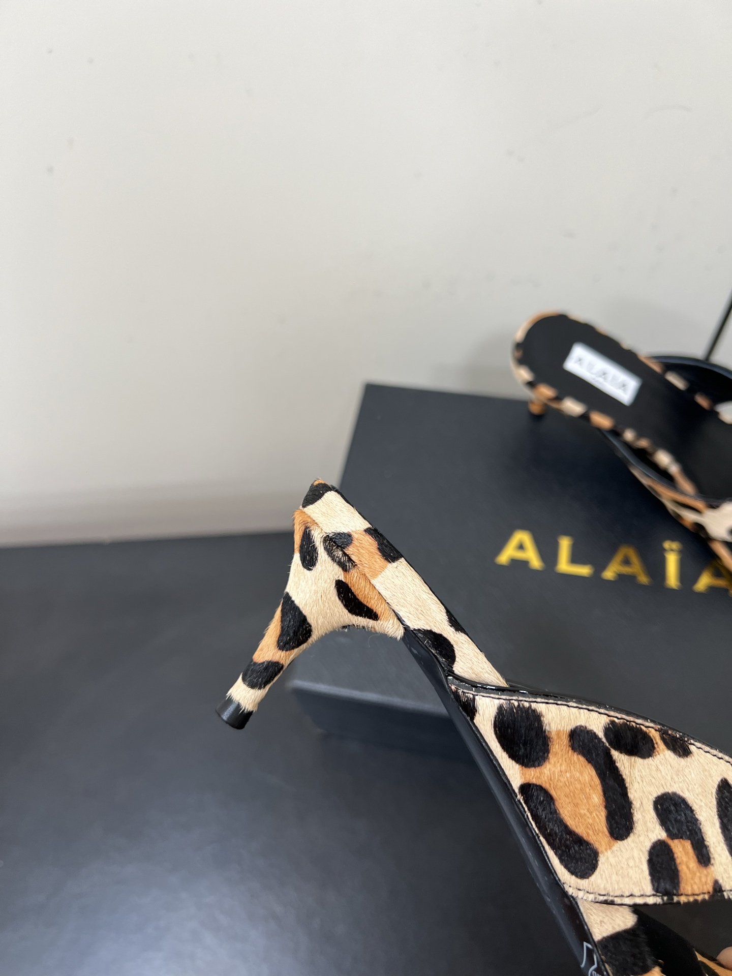 Alaia25ss Footman Slippers: Versatile Style in Cowskin, Viper Skin, and Panther Skin for Jeans, Suits, or Skirts - 图片 8