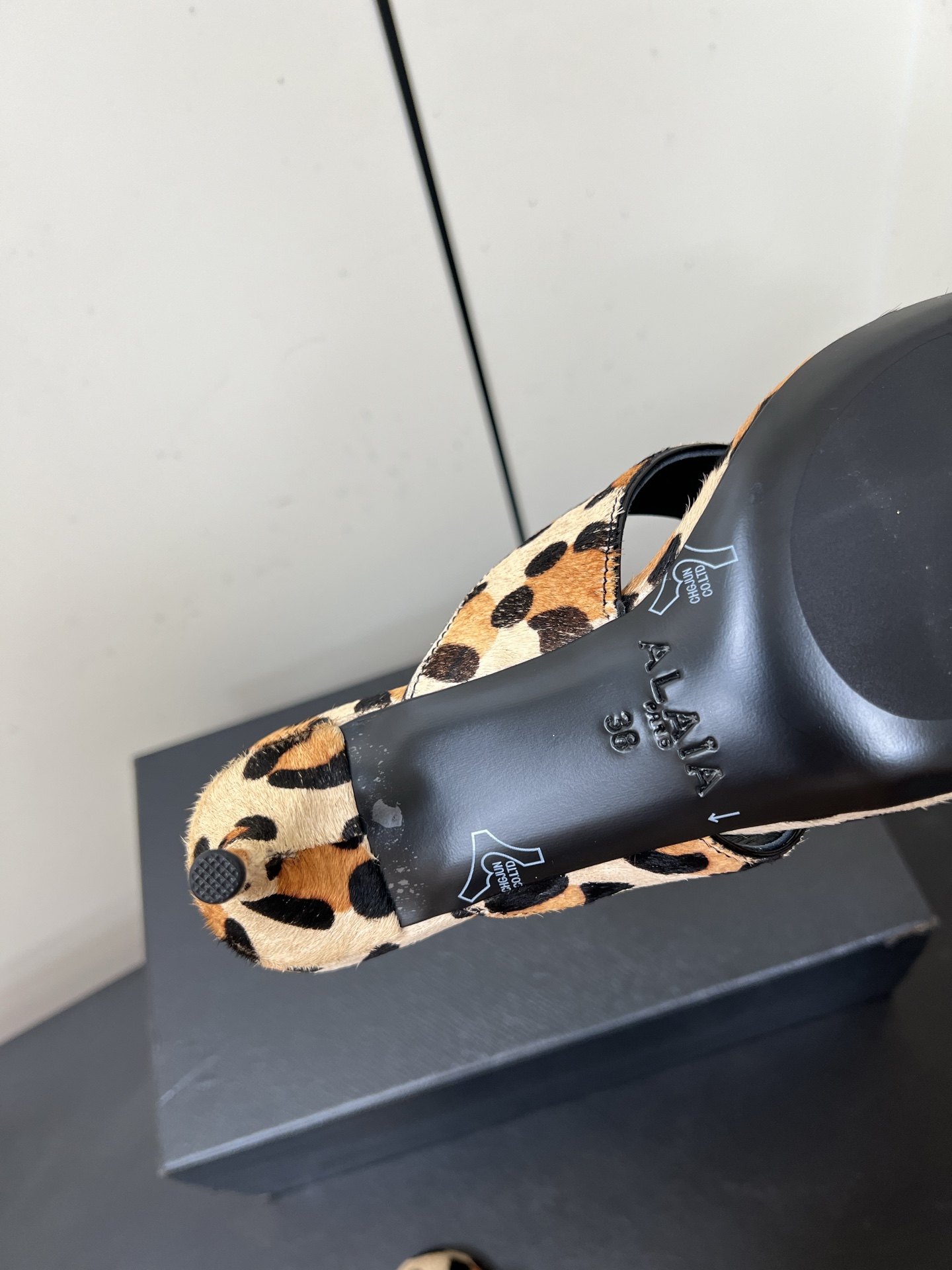 Alaia25ss Footman Slippers: Versatile Style in Cowskin, Viper Skin, and Panther Skin for Jeans, Suits, or Skirts - 图片 9