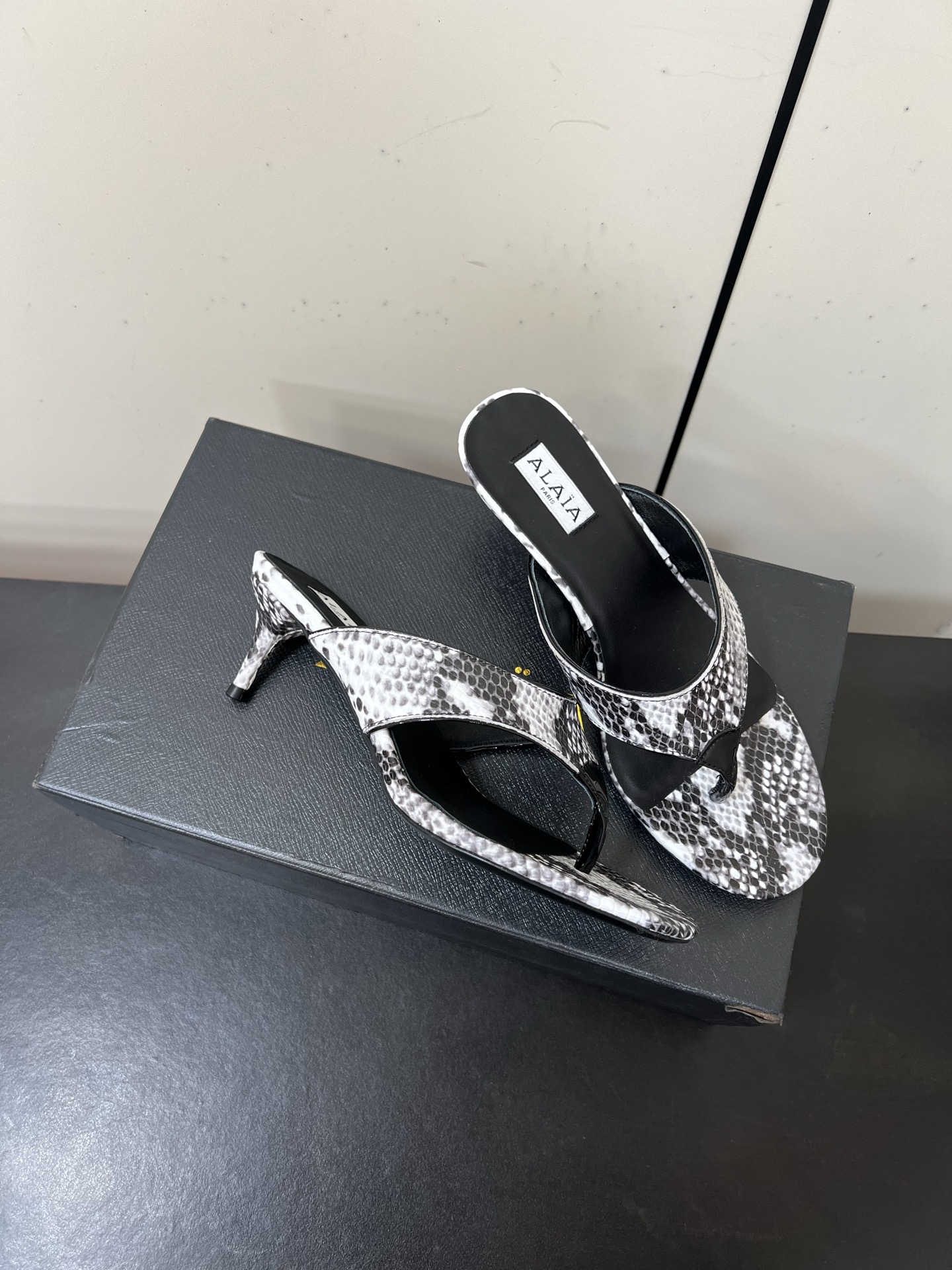Alaia25ss Footman Slippers: Versatile Style and Materials Overview for Women’s Shoes. - 图片 4