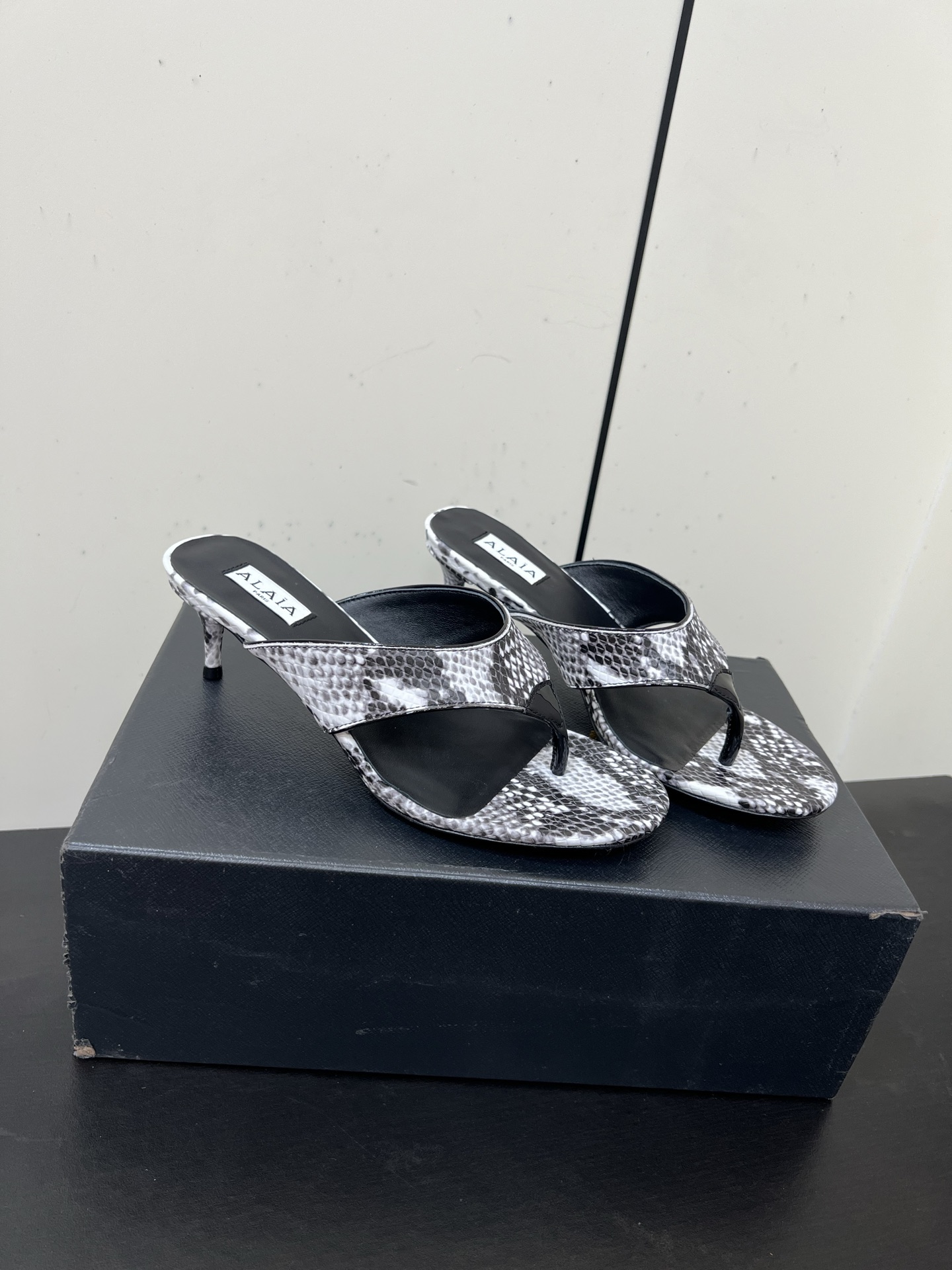 Alaia25ss Footman Slippers: Versatile Style and Materials Overview for Women’s Shoes.