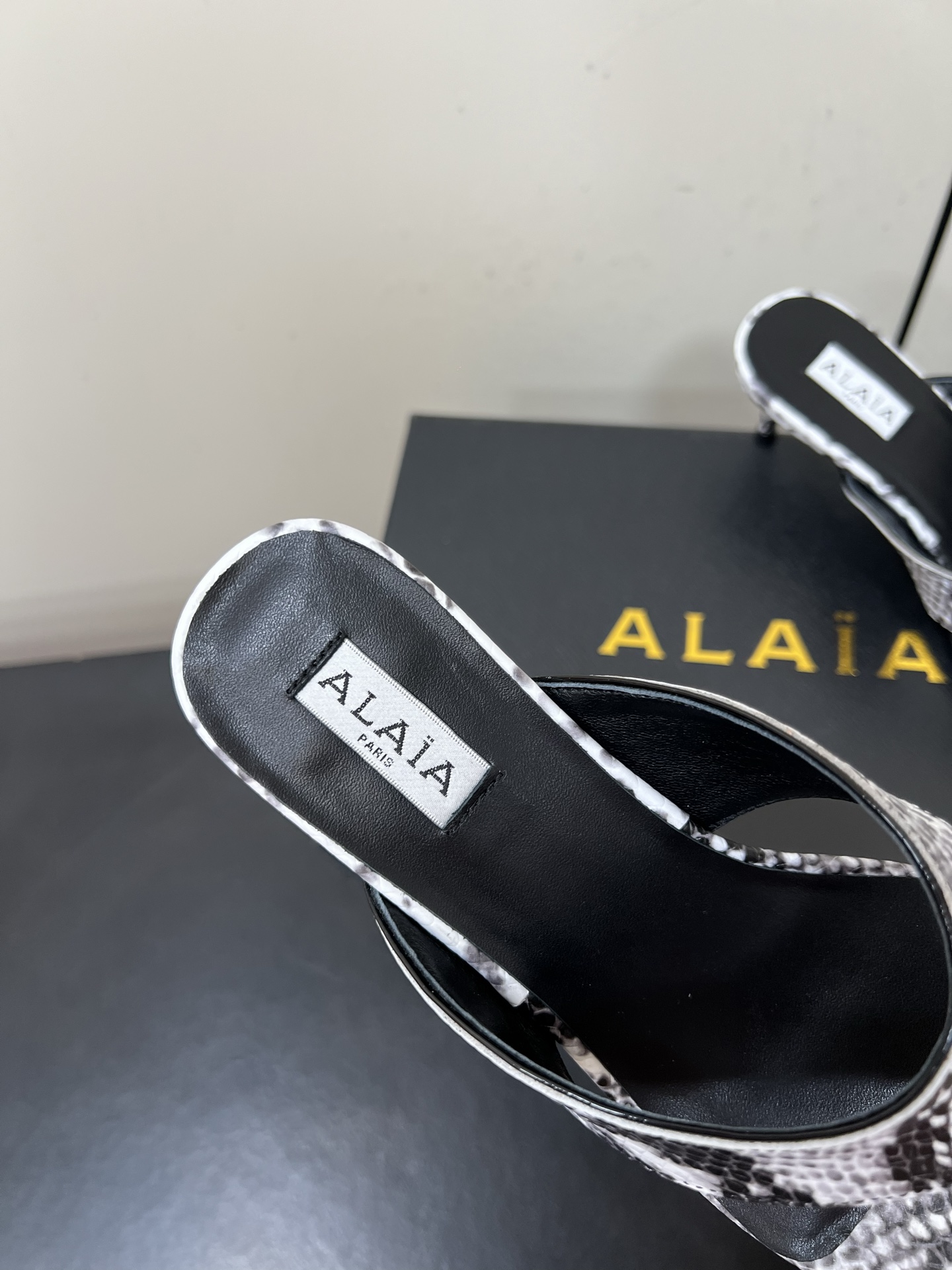 Alaia25ss Footman Slippers: Versatile Style and Materials Overview for Women’s Shoes. - 图片 6