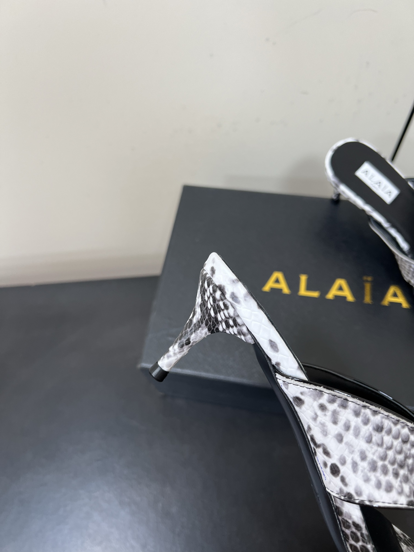 Alaia25ss Footman Slippers: Versatile Style and Materials Overview for Women’s Shoes. - 图片 7