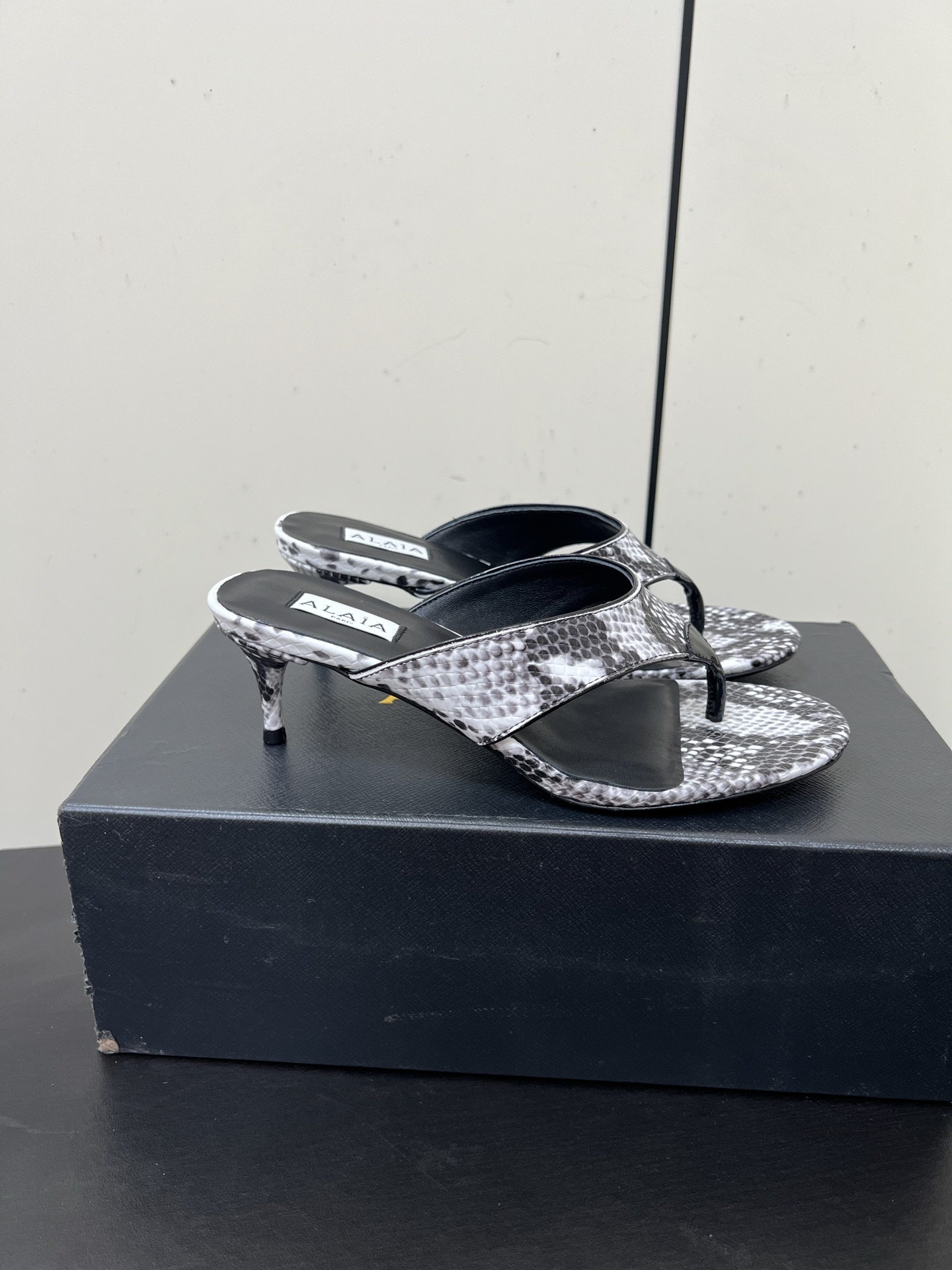 Alaia25ss Footman Slippers: Versatile Style and Materials Overview for Women’s Shoes. - 图片 3