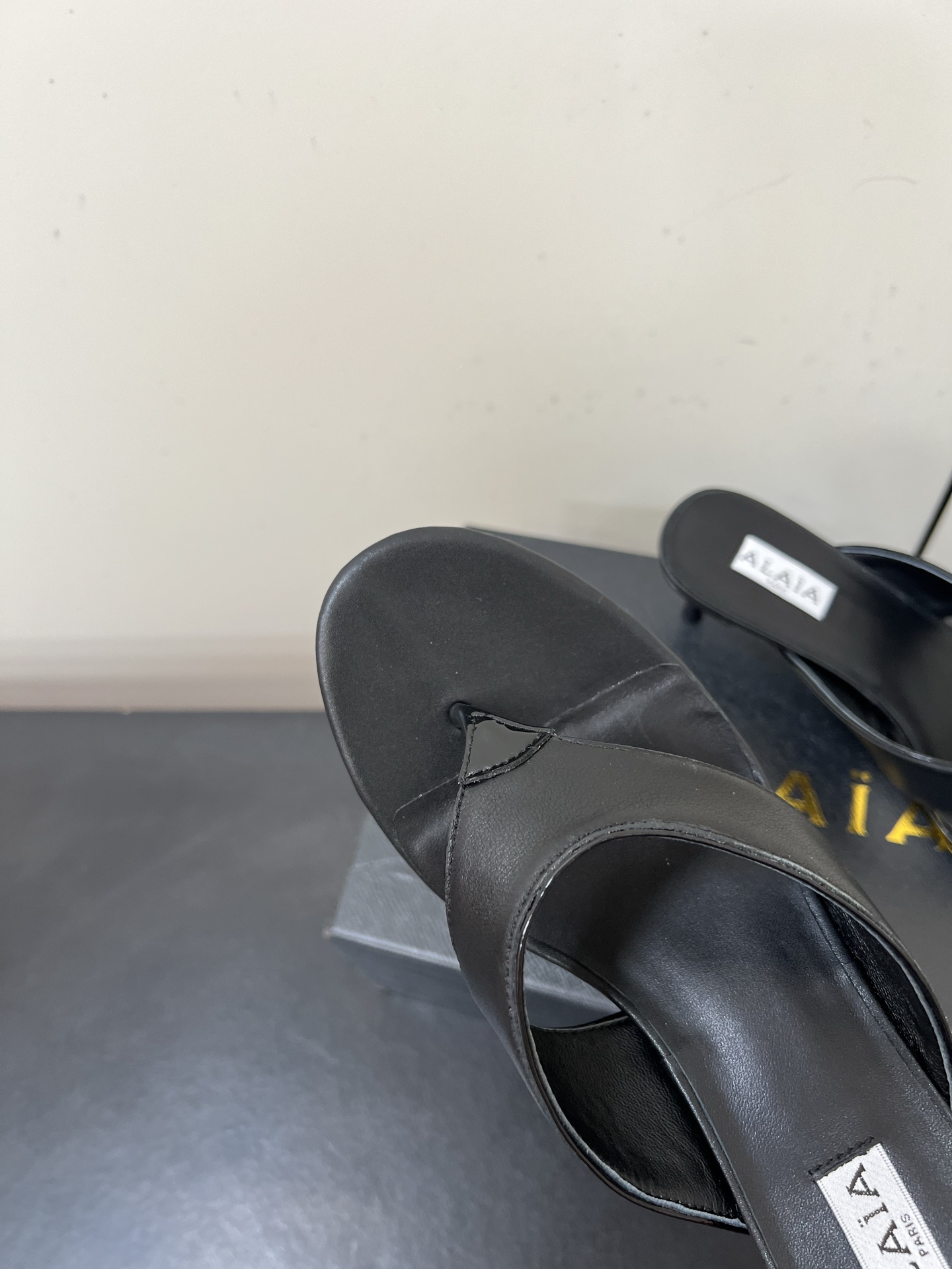 Alaia25ss Footman Slippers: Versatile Styles and Premium Materials for Women’s Shoes Sizes 35-42 - 图片 6