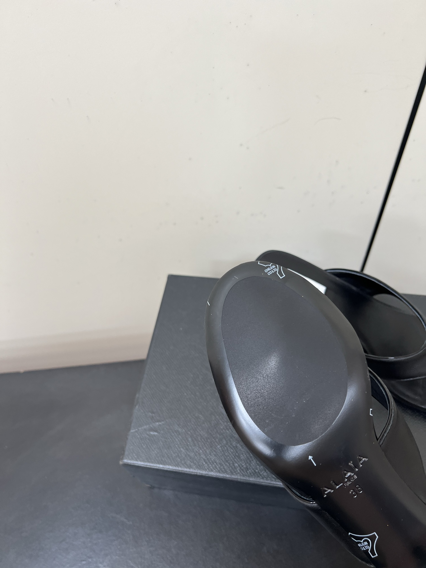 Alaia25ss Footman Slippers: Versatile Styles and Premium Materials for Women’s Shoes Sizes 35-42 - 图片 9