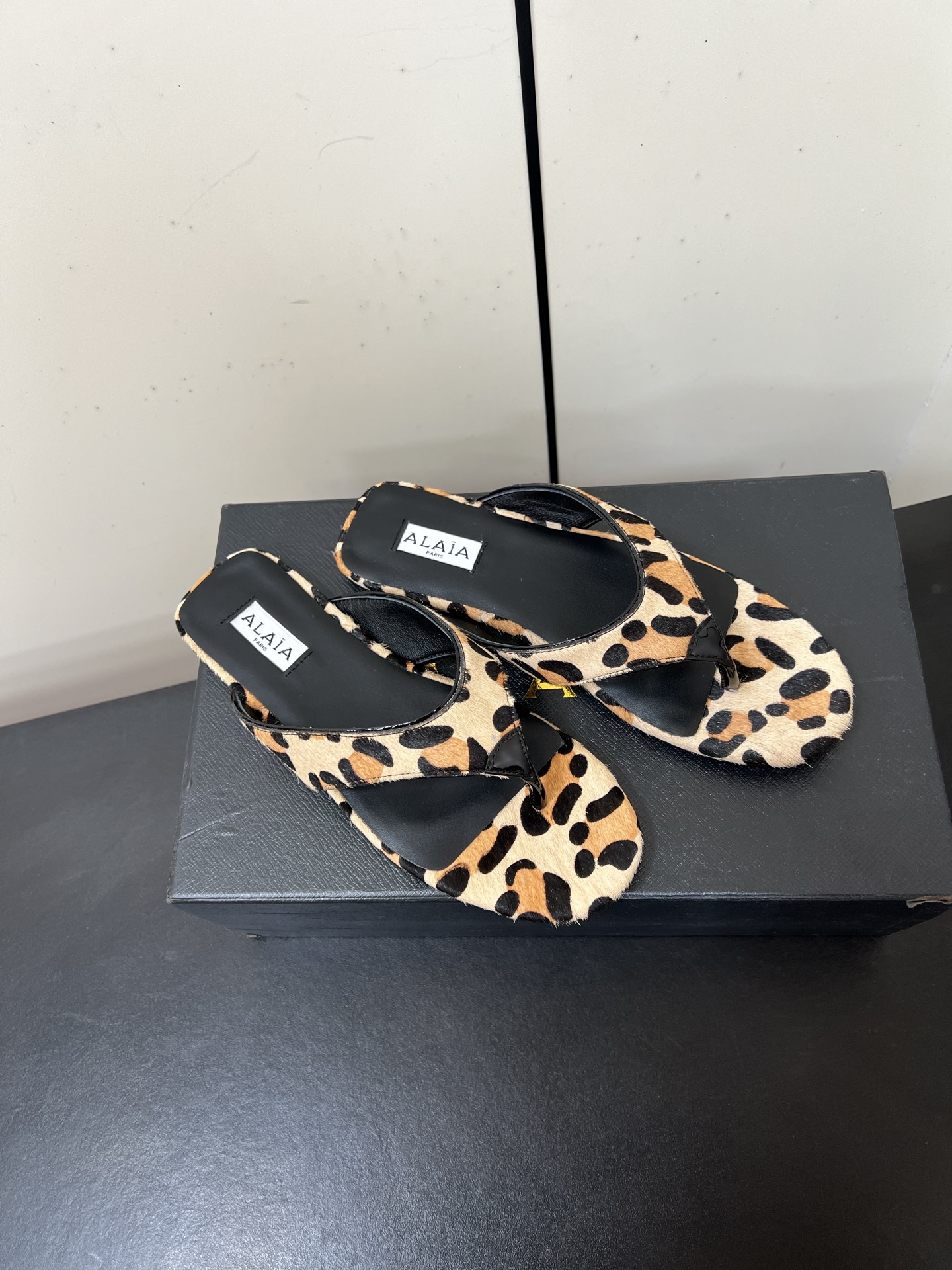 Alaia25ss footman slippers in various skins and sizes, suitable for jeans, suits, or skirts. Key: Alaia25ss, footman slippers, skins, sizes.