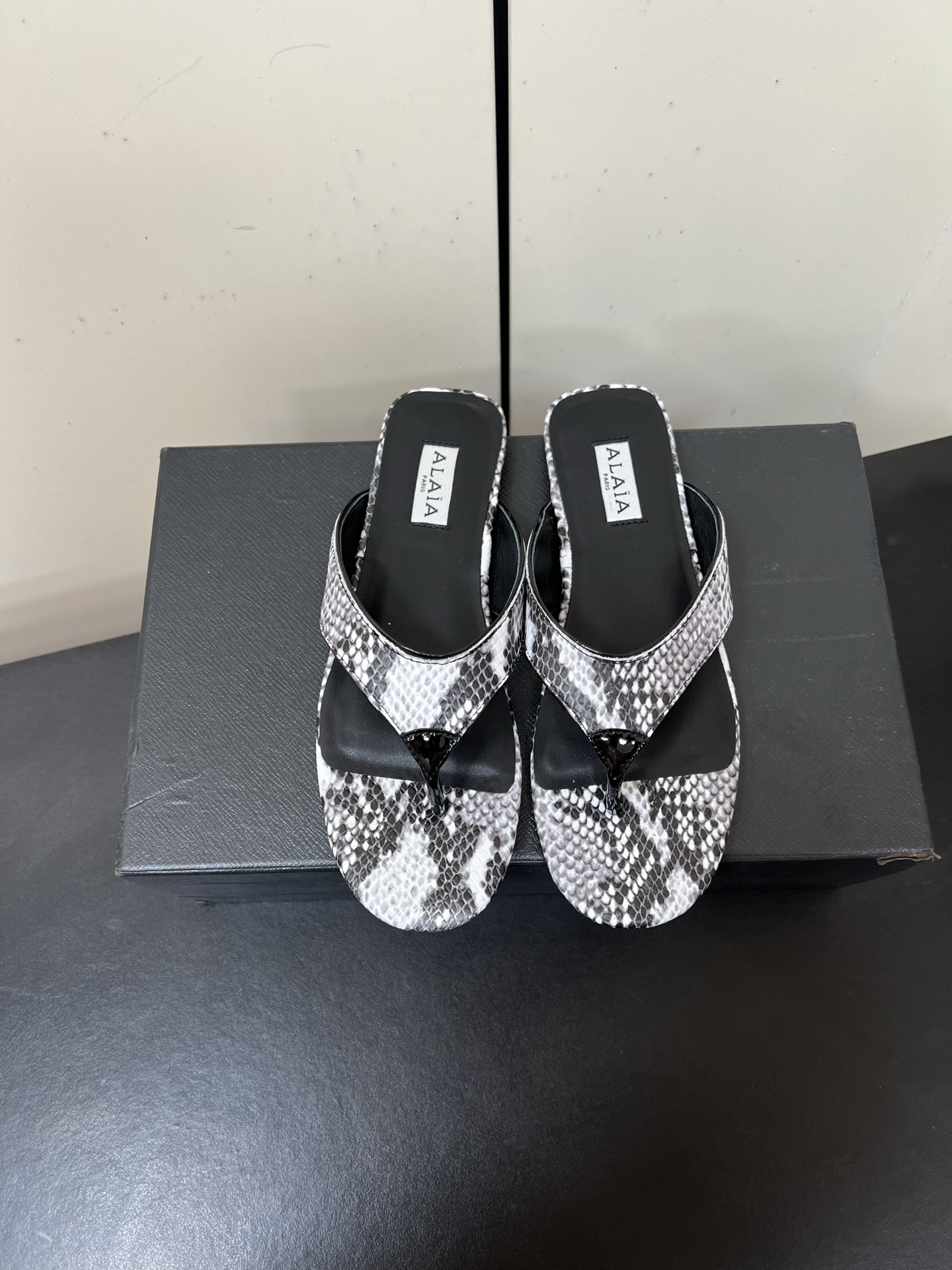 Alaia25ss Footman Slippers: Versatile Style with Exotic Skins and Comfortable Fit in Various Outfits. - 图片 5