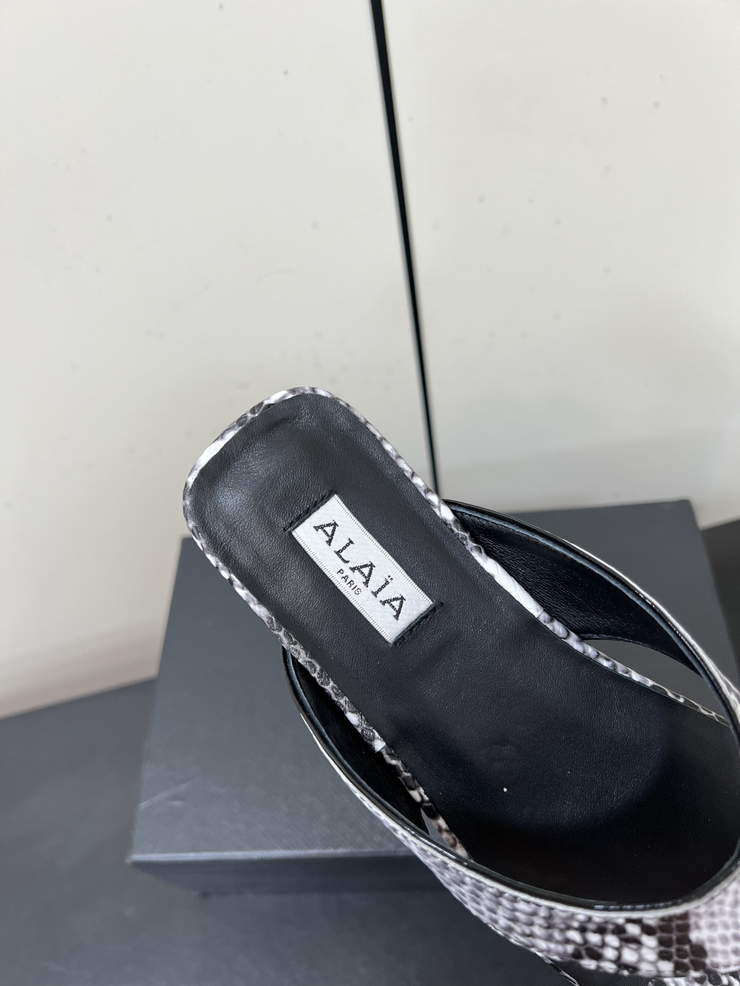 Alaia25ss Footman Slippers: Versatile Style with Exotic Skins and Comfortable Fit in Various Outfits. - 图片 7