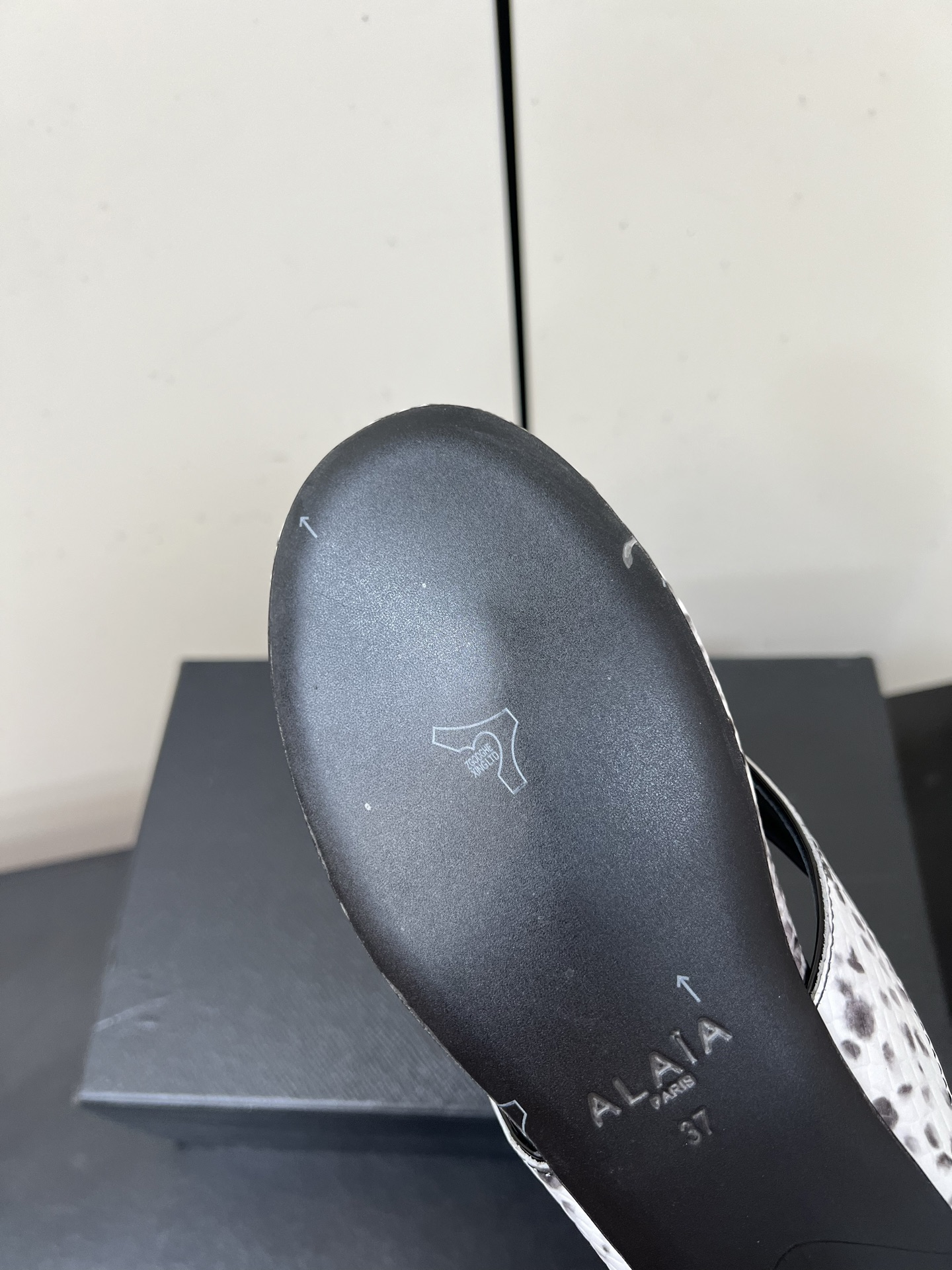 Alaia25ss Footman Slippers: Versatile Style with Exotic Skins and Comfortable Fit in Various Outfits. - 图片 9
