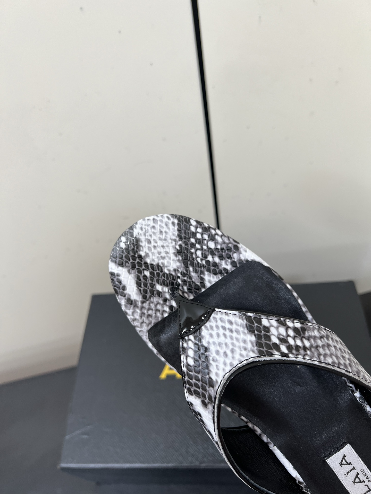 Alaia25ss Footman Slippers: Versatile Style with Exotic Skins and Comfortable Fit in Various Outfits. - 图片 6