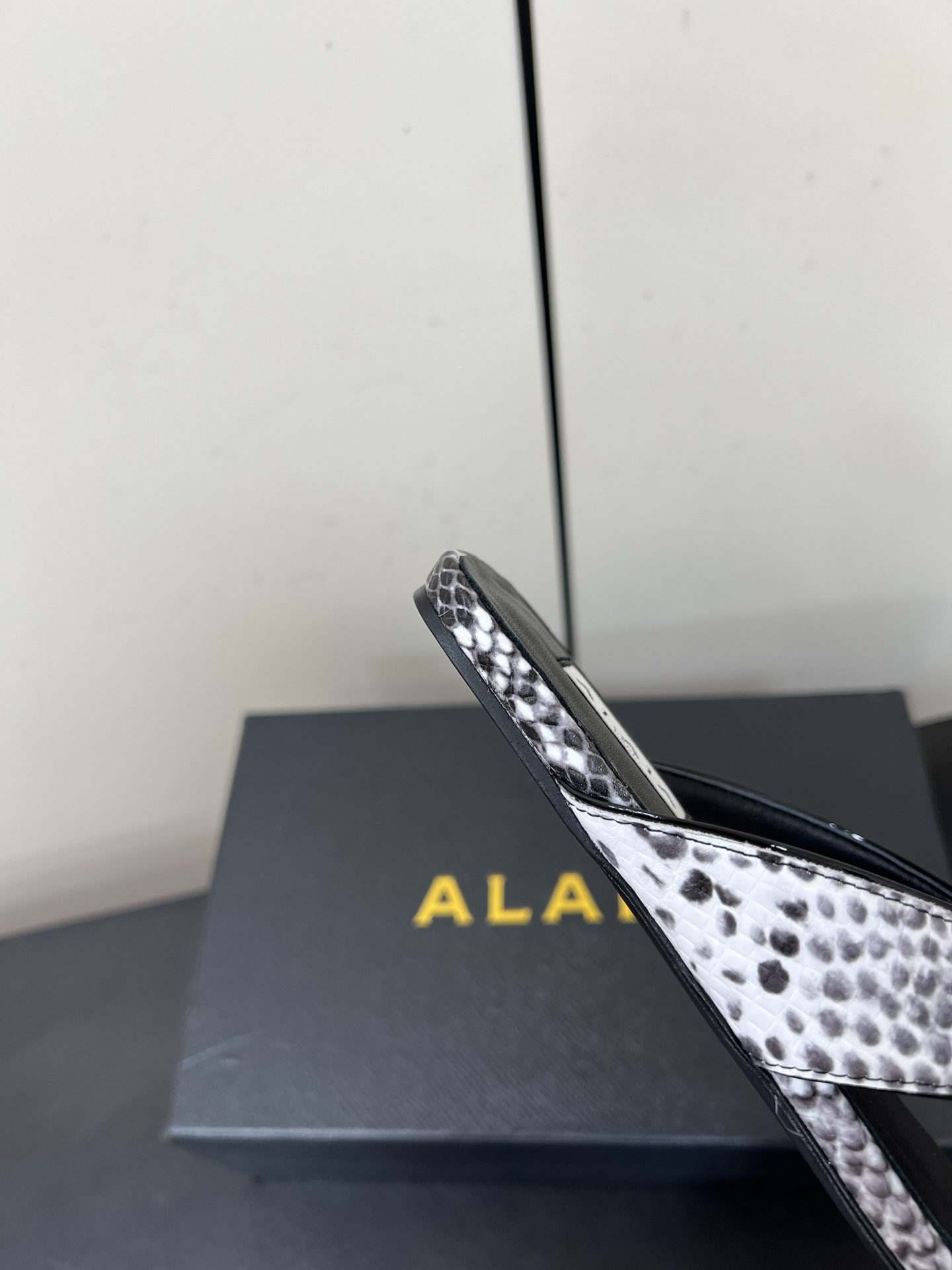 Alaia25ss Footman Slippers: Versatile Style with Exotic Skins and Comfortable Fit in Various Outfits. - 图片 8