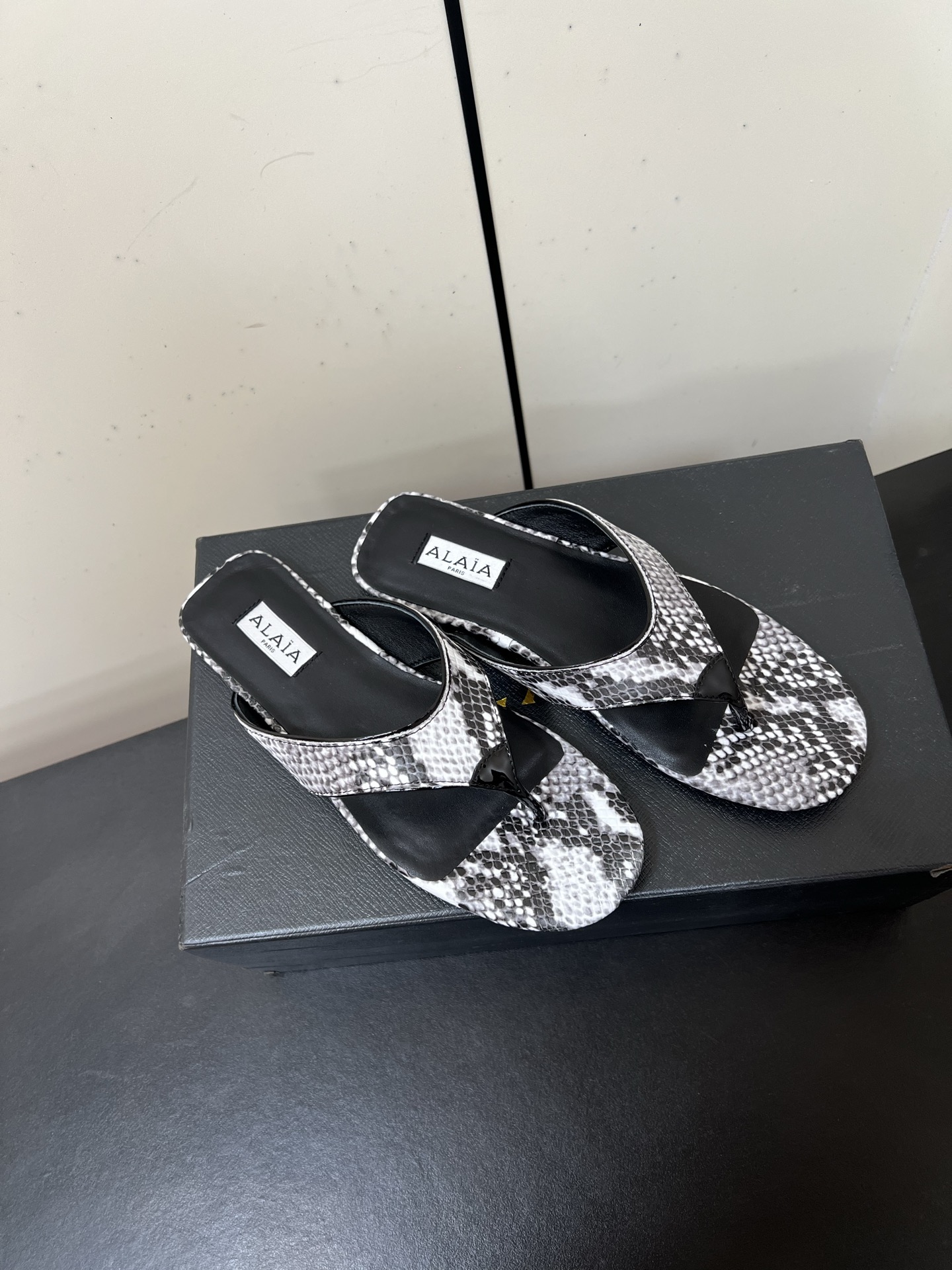 Alaia25ss Footman Slippers: Versatile Style with Exotic Skins and Comfortable Fit in Various Outfits. - 图片 1