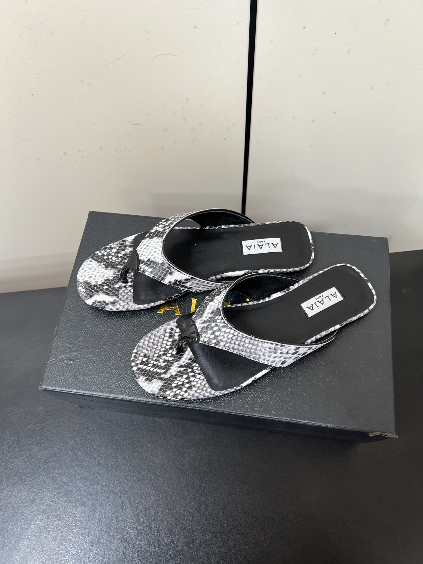 Alaia25ss Footman Slippers: Versatile Style with Exotic Skins and Comfortable Fit in Various Outfits. - 图片 2