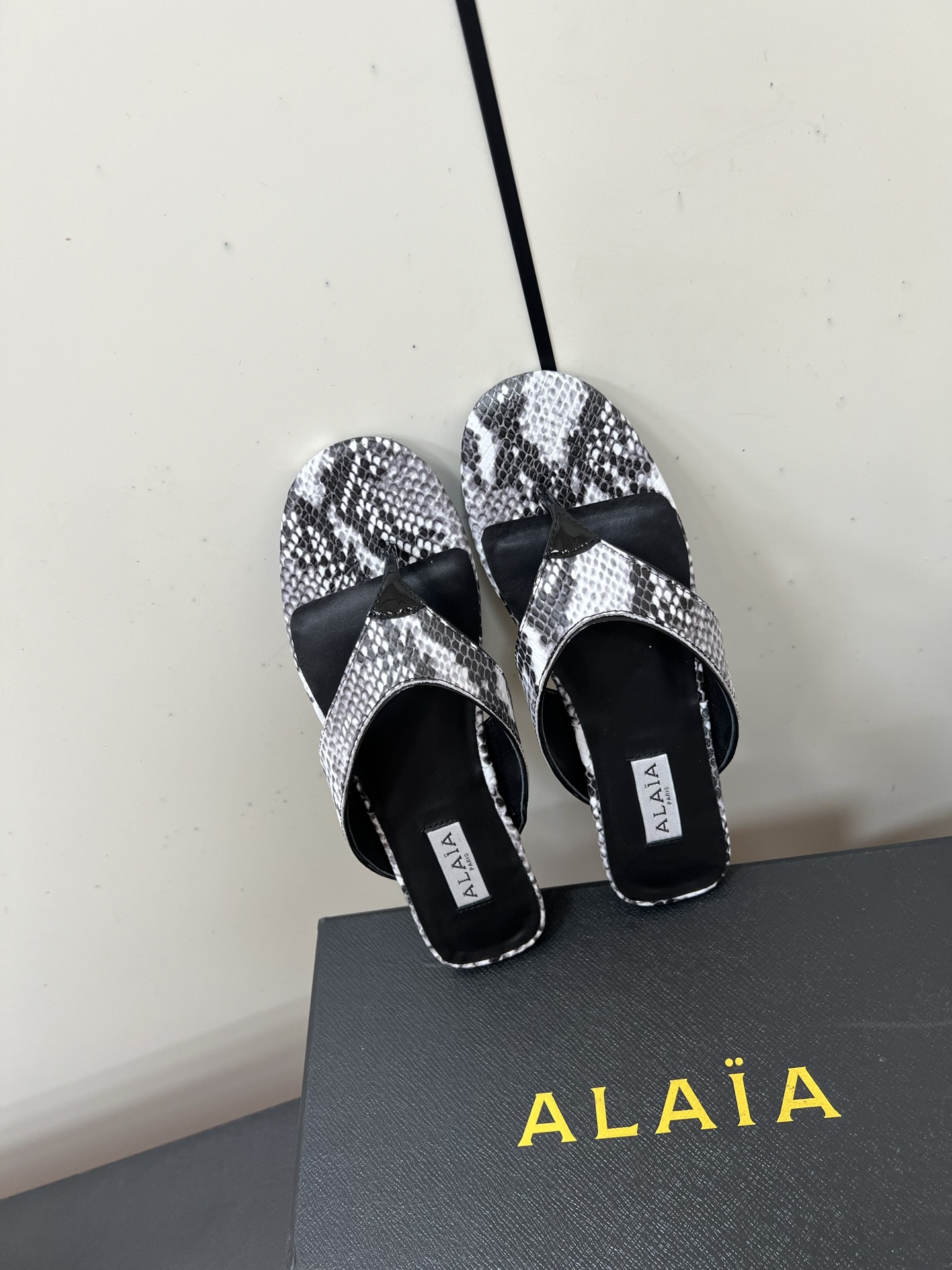 Alaia25ss Footman Slippers: Versatile Style with Exotic Skins and Comfortable Fit in Various Outfits. - 图片 4