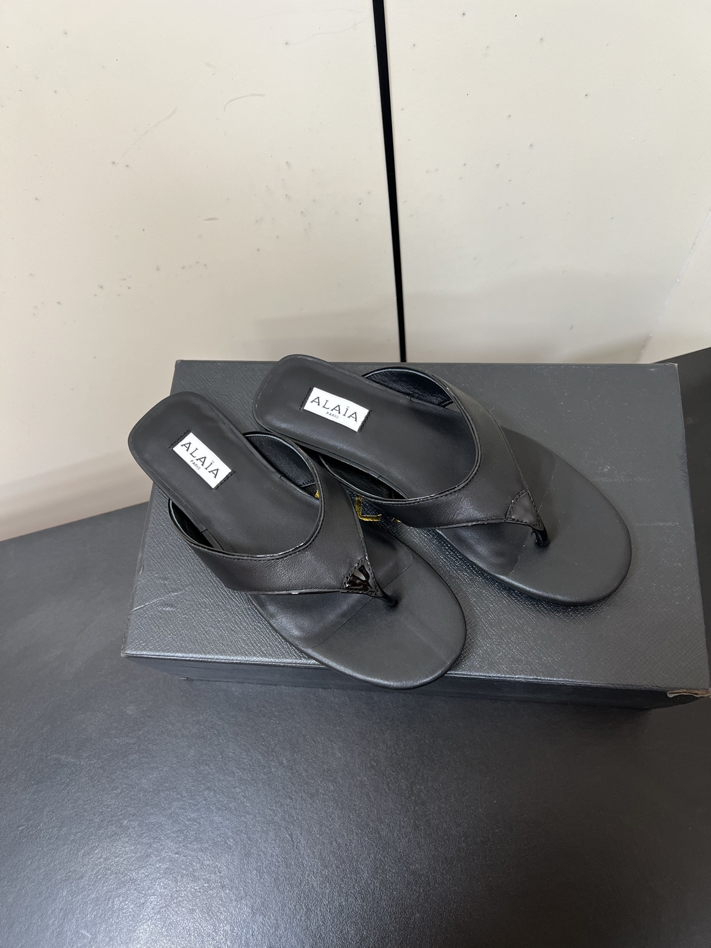 Luxury Alaia Footman Slippers: Versatile Style in Cowskin, Viper Skin, and Panther Skin with Lamb Skin Interior - 图片 1