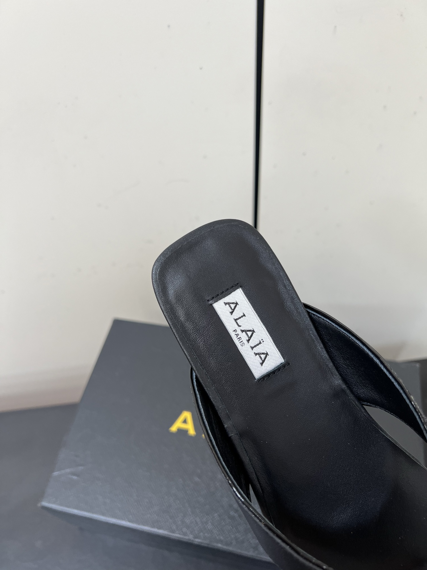 Luxury Alaia Footman Slippers: Versatile Style in Cowskin, Viper Skin, and Panther Skin with Lamb Skin Interior - 图片 6