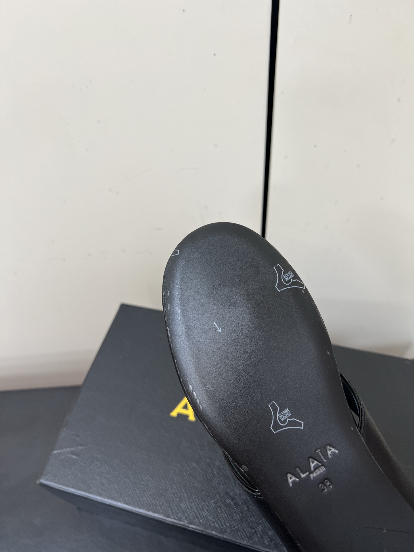 Luxury Alaia Footman Slippers: Versatile Style in Cowskin, Viper Skin, and Panther Skin with Lamb Skin Interior - 图片 8