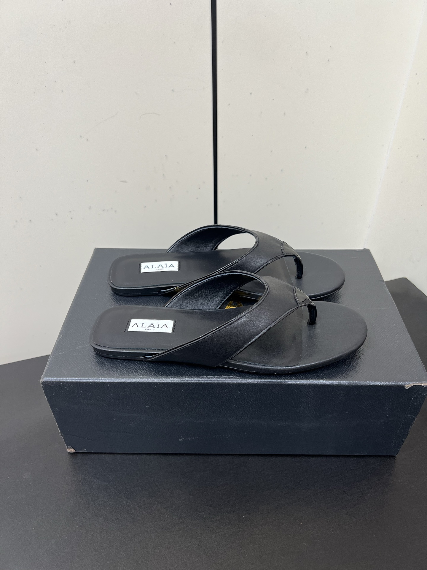 Luxury Alaia Footman Slippers: Versatile Style in Cowskin, Viper Skin, and Panther Skin with Lamb Skin Interior - 图片 3