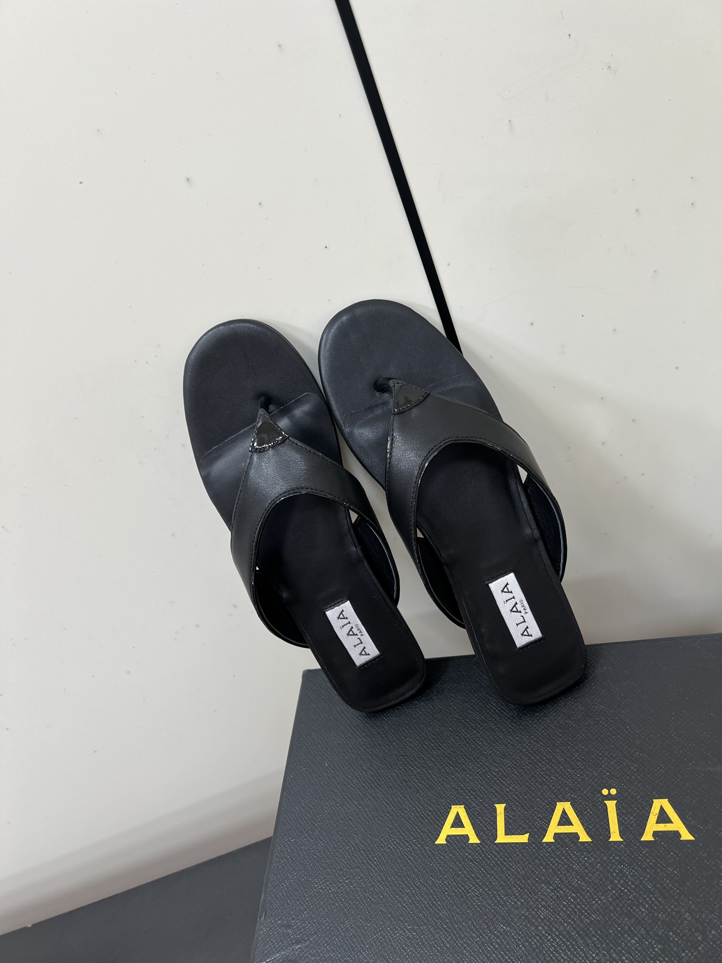Luxury Alaia Footman Slippers: Versatile Style in Cowskin, Viper Skin, and Panther Skin with Lamb Skin Interior - 图片 4