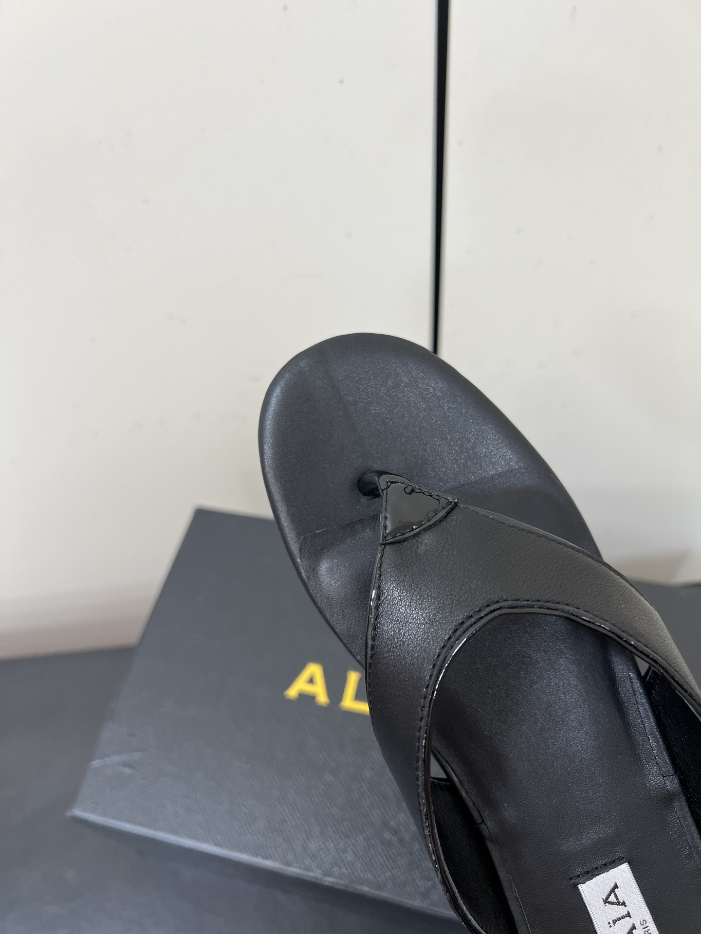 Luxury Alaia Footman Slippers: Versatile Style in Cowskin, Viper Skin, and Panther Skin with Lamb Skin Interior - 图片 5