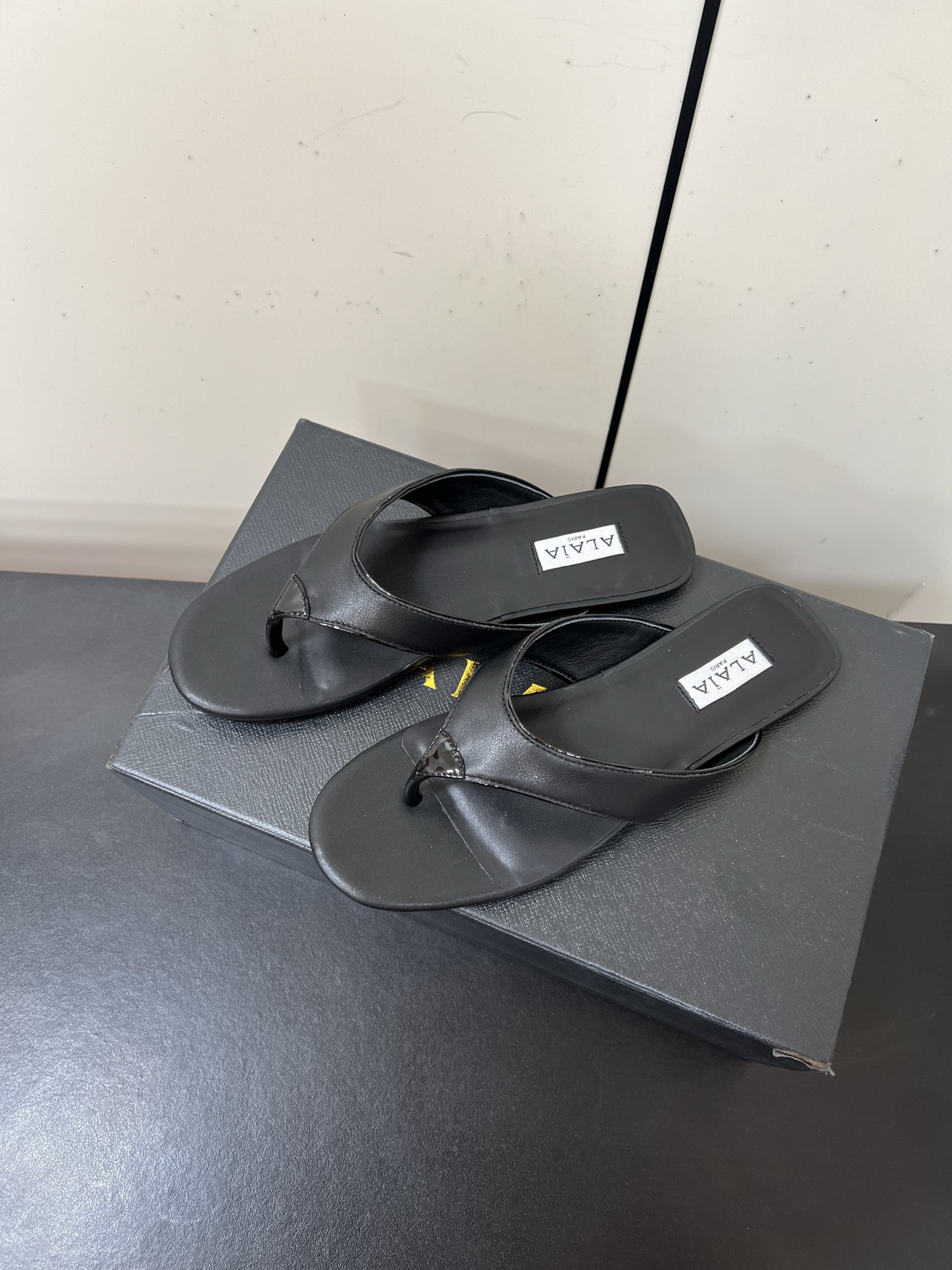 Luxury Alaia Footman Slippers: Versatile Style in Cowskin, Viper Skin, and Panther Skin with Lamb Skin Interior - 图片 2