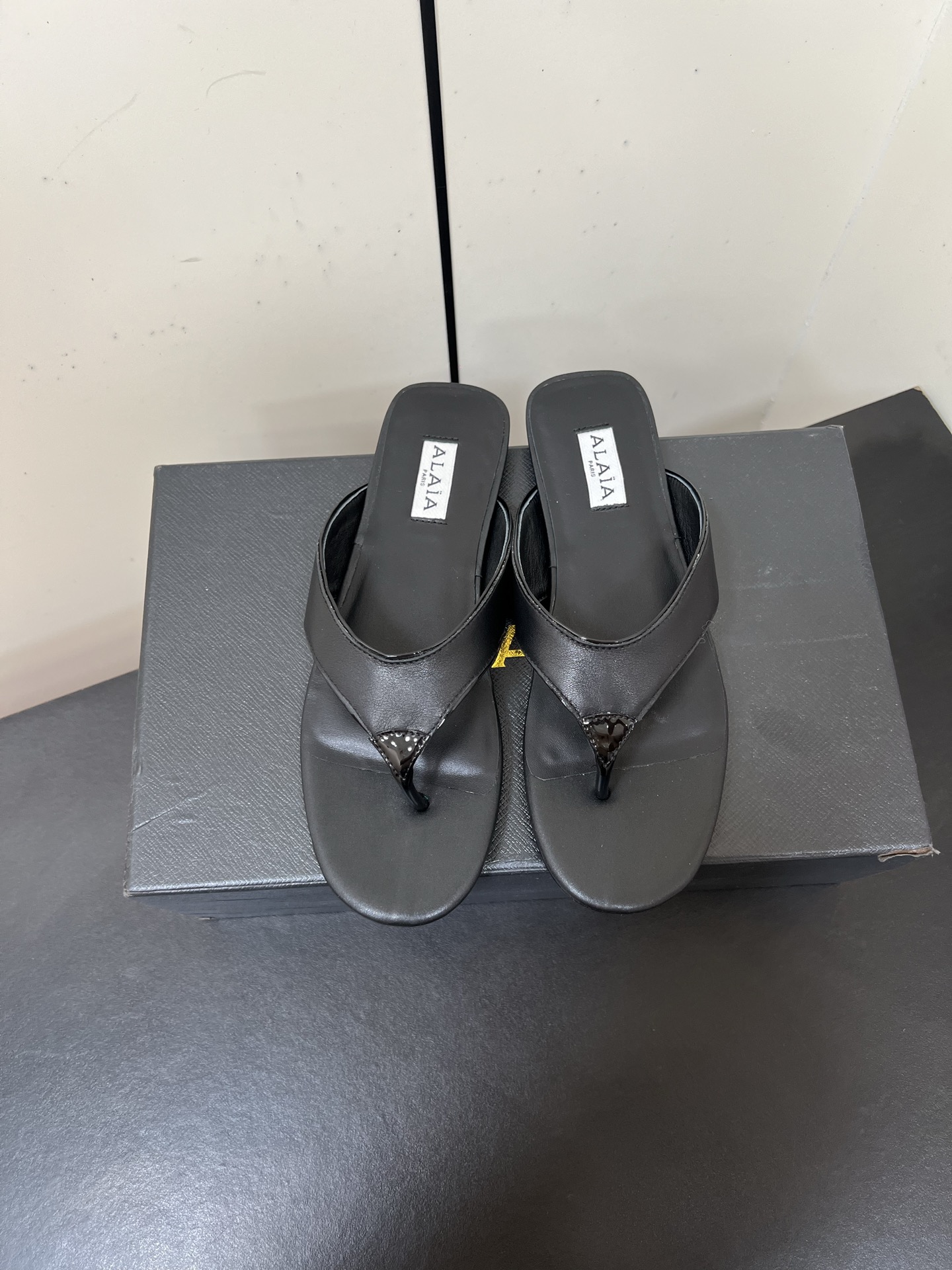 NO:536821,Alaia25ss foot-clip flip flops Super chic design has a unique and elegant feeling. Foot-clip style. Unique style with different styles. Different styles can be easily controlled. Whether it is jeans, suit pants, or pleated skirts, it can enhance your outfit to fashion, elegance and excellence. Upper cowhide/snake pattern leather/leopard print inner sheepskin. Extra sole injection molded leather outsole. Heel high flat sole/5.5cm/8.5cm Size#35-42 (40 41 42 custom made without return), split-toed shoes, alaia, slippers, skirts, jeans, business suit, cowhide, sheepskin, Leather soles19860909Alaia25ss夹脚人字拖鞋 超级别致的设计有种独特优雅气息的感觉 夹脚的款式 独特风格配上不同款式 不同风格都能轻松驾驭,无论牛仔裤,西装裤,还是百褶裙,都能将你的穿搭提升到时尚,优雅和卓越之中 鞋面牛皮/蛇纹皮/豹纹 内里羊皮 大底注塑真皮大底 跟高平底/5.5cm/8.5cm Size#35-42（40 41 42订做不退换）,分趾鞋,alaia,slippers,skirts,jeans,business suit,cowhide,sheepskin,Leather soles,Women's Shoes