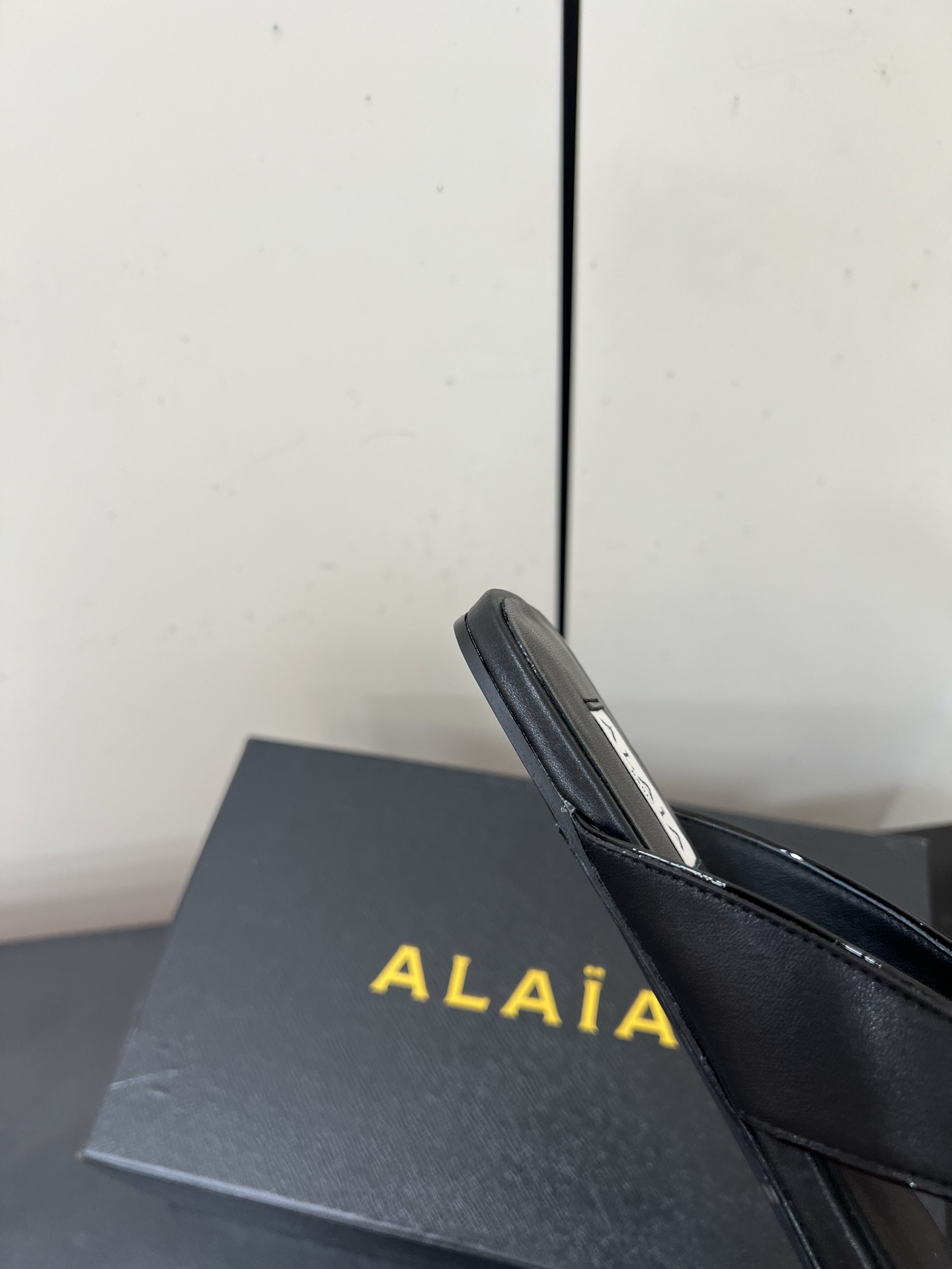 Luxury Alaia Footman Slippers: Versatile Style in Cowskin, Viper Skin, and Panther Skin with Lamb Skin Interior - 图片 7