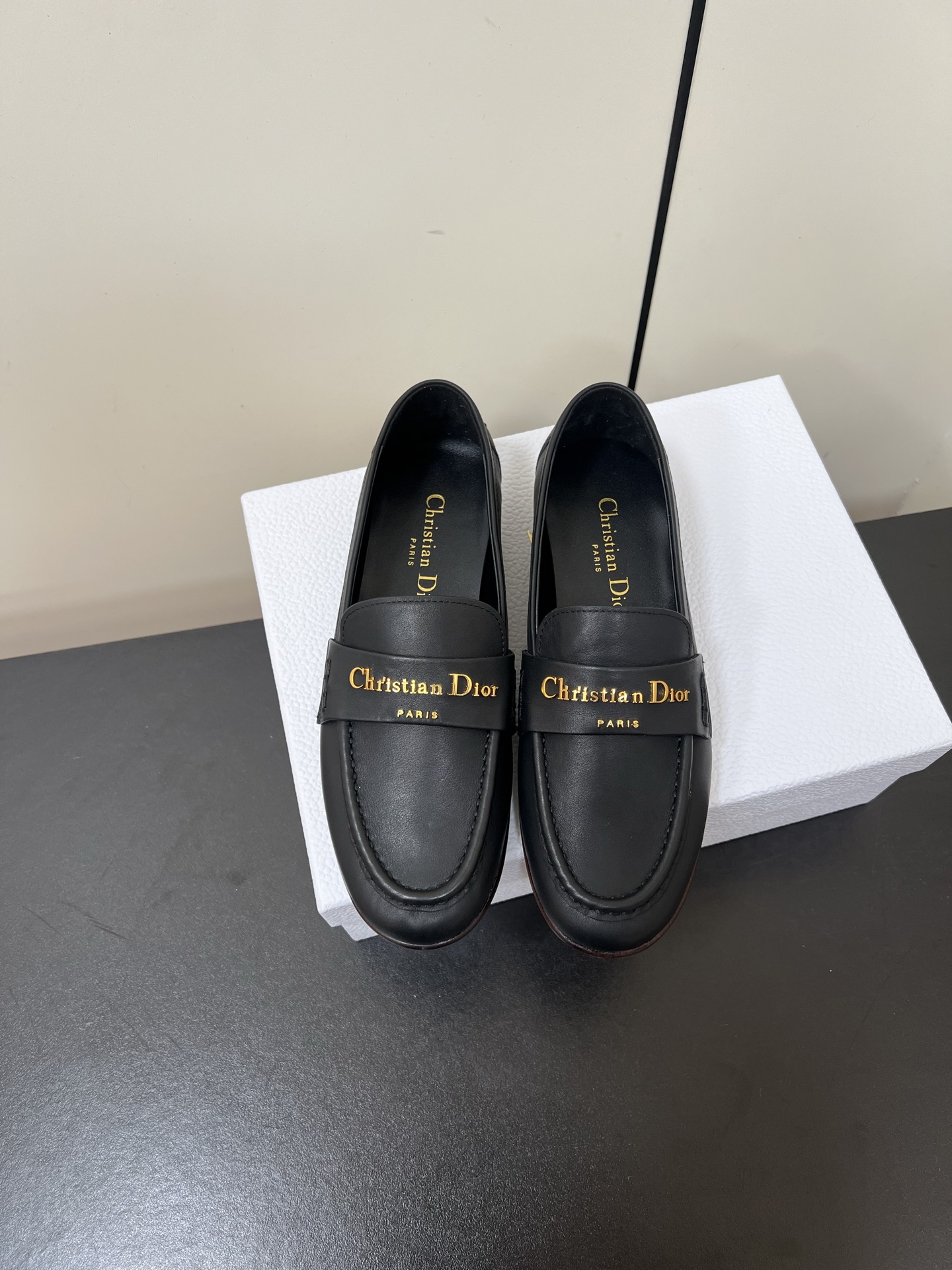 NO:536826,Dior 25ss new Dior round toe flat loafers This My Dior heels are a new product in the 2025 spring and summer ready-to-wear series, exquisite and elegant. It is carefully crafted with cowhide leather, pointed toe design, embellished with a golden metallic Christian Dior Paris logo, which is recognizable and demonstrates Dior's extraordinary exquisite craftsmanship. It is paired with adjustable lace-up and graphic-style heels, making the fashionable design more elegant. Upper cowhide inner sheepskin outsole leather + injection molding injection SIZE35-40 (40 customization), loafers, dior, dior, loafers, high heels, cowhide, sheepskin19860909Dior 25ss新款迪奥圆头平底乐福鞋 这款 My Dior 露跟高跟鞋是2025春夏成衣系列新品,精致优雅.采用牛皮革精心制作,尖头设计,点缀以金色饰面金属 Christian Dior Paris 标志,富有辨识度,彰显 Dior 非凡的精湛工艺.搭配可调节系带和图形风格鞋跟,令时尚的设计更显典雅. 鞋面牛皮 内里羊皮 大底真皮+注塑射出 SIZE35-40（40定制）,乐福鞋,dior,dior,loafers,high heels,cowhide,sheepskin,Women's Shoes