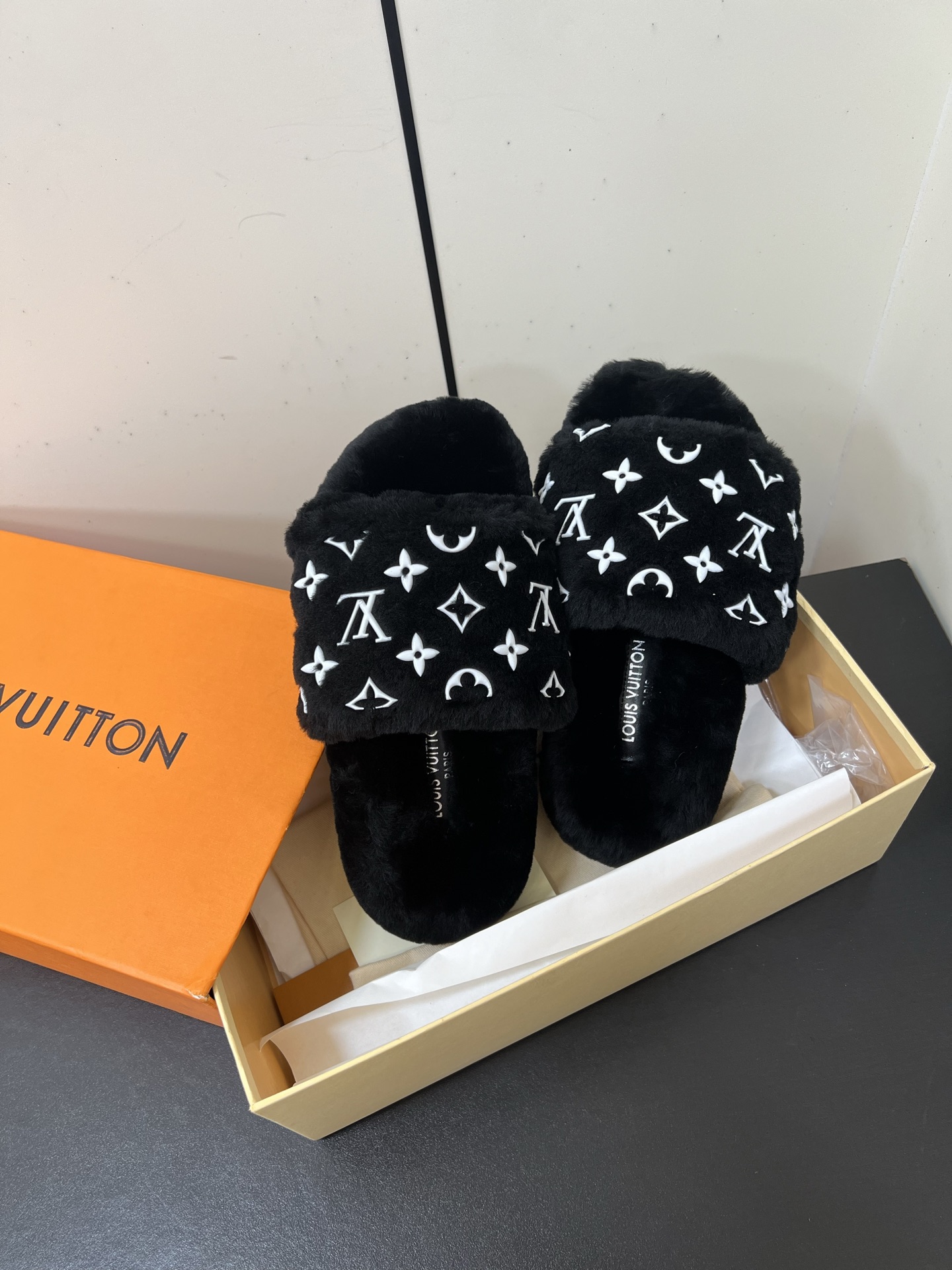 NO:467074,louis vuitton ss 25new arrival~ L home 25 autumn and winter flat wool slippers new products Super comfortable lv fleece slippers Simple and casual fashionable and stylish, lazy and high-end, no one of the most comfortable slippers. They look good and stylish when you put on your feet, absolutely. Upper Inner Footpad Full wool Size: #35-39 (40 Custom made no return or exchange), fur shoes slippers, louis vuitton, louis vuitton, louis vuitton, louis vuitton, slippers19860909louis vuitton ss 25new arrival～ L家 25秋冬平底羊毛拖鞋新品 超舒适的lv 毛拖 简约随性 时髦有范, 慵懒又不乏高级感,最舒适的拖鞋没有之一 随意上脚都好看有型,绝绝子 鞋面 内里 垫脚 全羊毛 Size: #35-39（40 订做不退换）,毛毛鞋拖鞋,louis vuitton,louis vuitton,louis vuitton,slippers,Women's Shoes