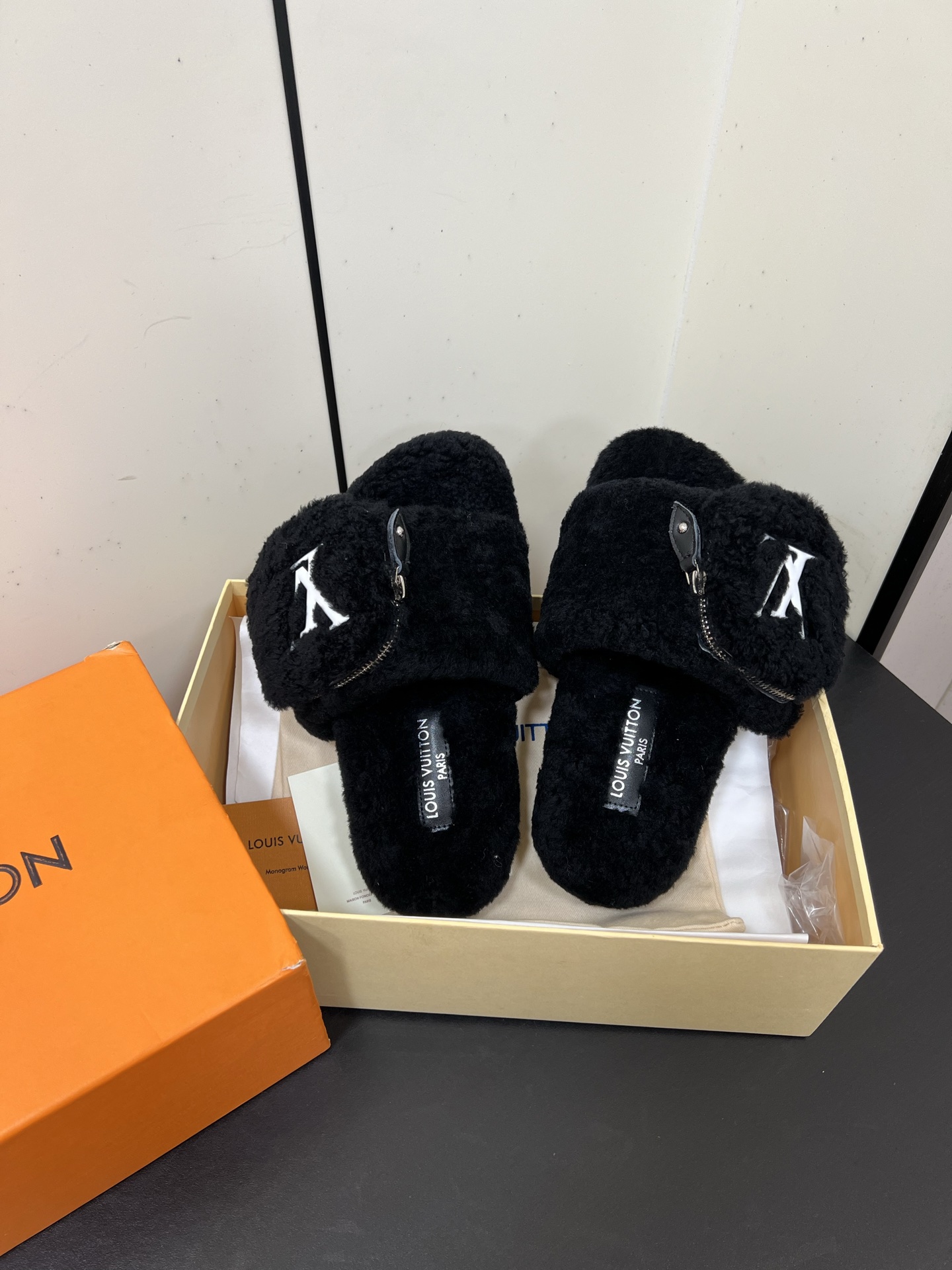 NO:467031,louis vuitton ss 25new arrival~ L home 25 autumn and winter flat wool wallet slippers new products Super comfortable lv fleece slippers Simple and casual fashionable and stylish, lazy and high-end, no one of the most comfortable slippers. They look good and stylish on their feet at will, absolutely. Upper Inner Footpad Full wool Size: #35-39 (40 Custom made no return or exchange), fur shoes and slippers, louis vuitton, louis vuitton, louis vuitton, louis vuitton, slippers, wallets19860909louis vuitton ss 25new arrival～ L家 25秋冬平底羊毛钱包拖鞋新品 超舒适的lv 毛拖 简约随性 时髦有范, 慵懒又不乏高级感,最舒适的拖鞋没有之一 随意上脚都好看有型,绝绝子 鞋面 内里 垫脚 全羊毛 Size: #35-39（40 订做不退换）,毛毛鞋拖鞋,louis vuitton,louis vuitton,louis vuitton,slippers,wallets,Women's Shoes