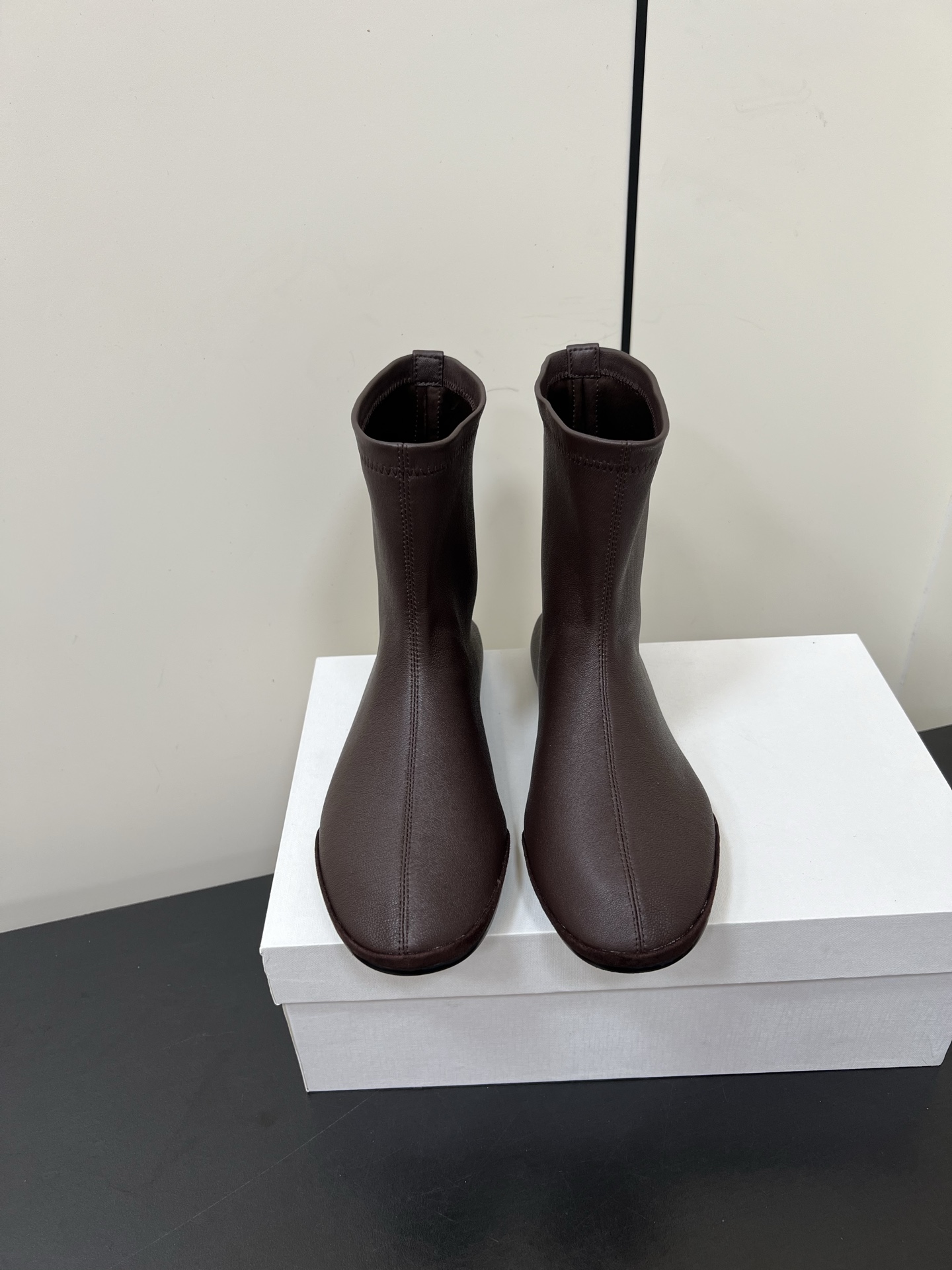 NO:466906,TheRow 25ss official website latest elastic thin boots THE ROW boots are the best pair of boots I bought this year. Wear it immediately and you can't help but look good-looking boots~ The folds of the ankle become more fashionable. Wear it with a friendly pull-up shape. It's not a pressure to walk thousands of steps. It's okay to wear everything with skirts, trousers, shirts, and everything can be matched. Just close your eyes. Imported elastic sheepskin sheepskin insoles original open mold rubber sole Size35-39 (40 custom made without return or exchange), boots, boots, skirts, shirts, sheepskin19860909TheRow 25ss 官网最新弹力瘦瘦靴 THE ROW靴 是我今年买的最好的一双靴子,穿上立马可见的瘦,对这种脚型好看的靴子无法自拔~ 脚踝的褶皱越看越时髦,友好穿上立马拉高腿型,行走万步不是压力,搭配裙裤西 装衬衫万物皆可搭.闭眼入就对了. 进口弹力羊皮 羊皮鞋垫 原版开模橡胶大底 Size35-39（40订做不退换）,靴子,boots,skirts,shirts,sheepskin,Women's Shoes