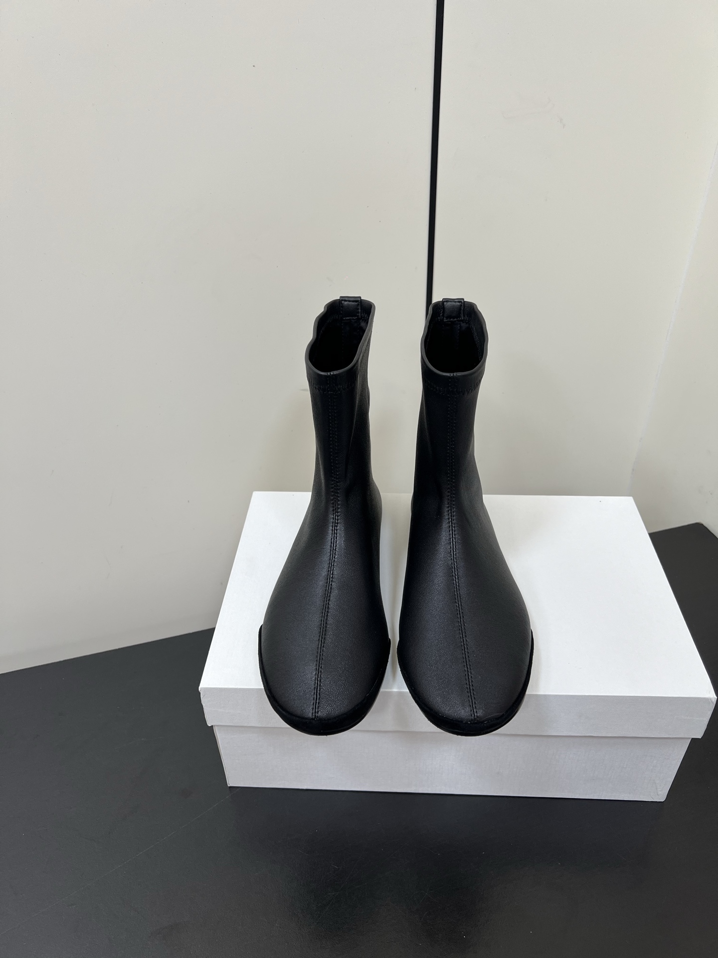 NO:466912,Purchase grade TheRow 25ss official website latest elastic thin boots THE ROW boots are the best pair of boots I bought this year. Wear it immediately and you can't help but look good-looking boots~ The folds of the ankle become more fashionable. Wear it with a friendly pull-up shape. It's not a pressure to walk thousands of steps. It's okay to wear everything with skirts, trousers, shirts, and everything can be matched. Just close your eyes. Imported elastic sheepskin sheepskin insoles original open mold rubber sole Size35-39 (40 custom made without return or exchange), boots, boots, skirts, shirts, sheepskin19860909代购级 TheRow 25ss 官网最新弹力瘦瘦靴 THE ROW靴 是我今年买的最好的一双靴子,穿上立马可见的瘦,对这种脚型好看的靴子无法自拔~ 脚踝的褶皱越看越时髦,友好穿上立马拉高腿型,行走万步不是压力,搭配裙裤西 装衬衫万物皆可搭.闭眼入就对了. 进口弹力羊皮 羊皮鞋垫 原版开模橡胶大底 Size35-39（40订做不退换）,靴子,boots,skirts,shirts,sheepskin,Women's Shoes