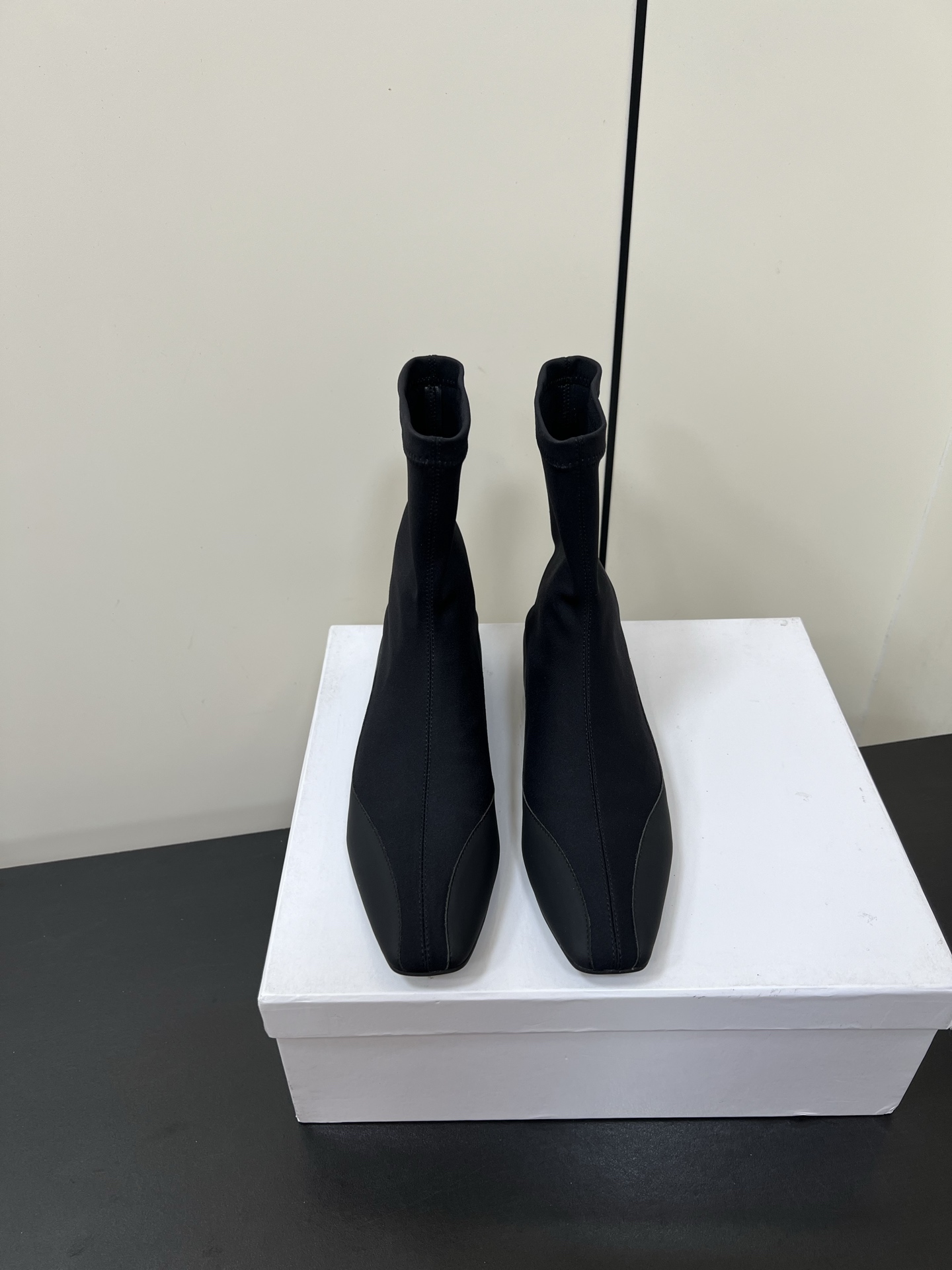 NO:466920,the row 2025ss autumn and winter hot small square-toe elastic short boots and nude boots very comfortable short heel boots, minimalist design concept, slim-fitting and practicality coexist. Imported calfskin upper + imported elasticity inner footbed sheepskin, original rubber sole size 35-39 (40 custom made without return or replacement), boots, boots, cowhide, sheepskin19860909the row 2025ss秋冬爆款小方头弹力短靴及裸靴 非常舒服的矮跟靴,极简设计理念,版型显瘦好穿颜值与实用性并存 鞋面进口小牛皮+进口弹力 内里垫脚羊皮 大底原版橡胶大底 码数35-39（40定做不退不换）,靴子,boots,cowhide,sheepskin,Women's Shoes