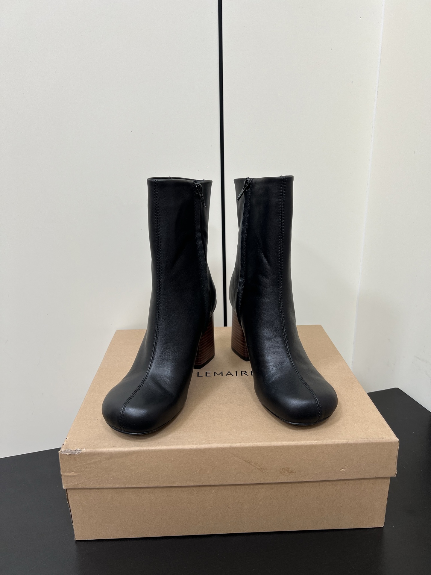 NO:466954,Lemaire 25ss New minimalist high-heeled boots are low-key and stylish, exuding a charming temperament everywhere. A pair of high-end and practical small leather boots are expressed in this casual and lazy way. I really like it very much. The upper is imported cowhide, soft, delicate and textured, the feet are wrapped in soft clouds, the heel is light, which makes the feet super comfortable to step on, absolutely zero-sharpening. Fabric cowhide, inner cowhide, leather soles Size35-41 (40 41 custom made without return or exchange), boots, boots, cowhide, Leather soles19860909Lemaire 25ss 新款极简高跟靴低调有品,处处散发着迷人的气质 一双高级又实用的小皮靴用这种随意又慵懒的方式表达出来,我真的超级喜欢 鞋面是用进口牛皮 软糯细腻有质感,双脚像是被柔软的云朵包裹着,后跟轻盈可以脚踩超级舒适,绝对的零磨脚. 面料牛皮 内里牛皮 大底真皮大底 Size35-41（40 41订做不退换）,靴子,boots,cowhide,Leather soles,Women's Shoes