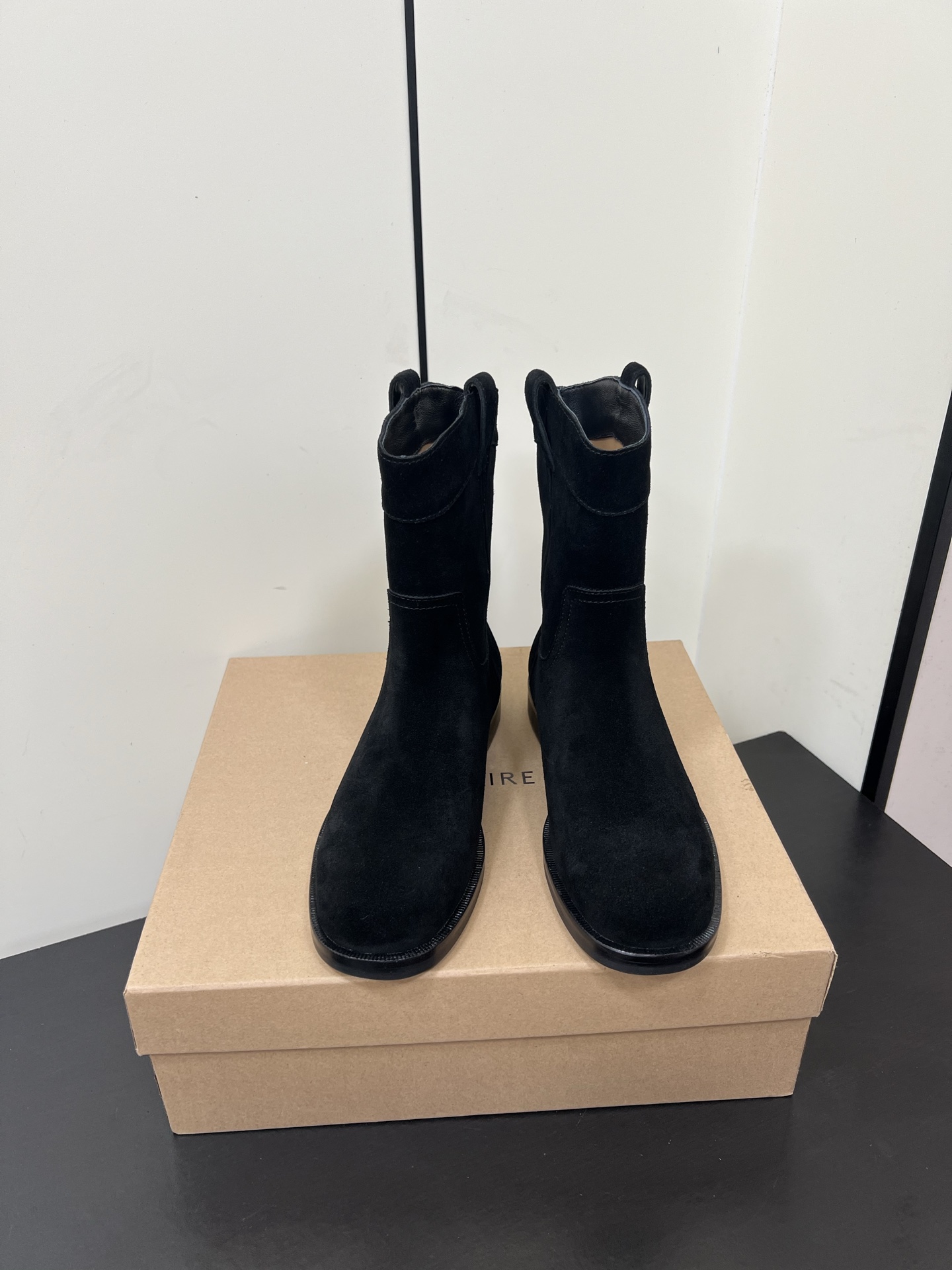 NO:466961,Lemaire 25ss autumn and winter new style, minimalist, low-key and stylish, exuding a charming temperament everywhere. A pair of high-end and practical leather boots are expressed in this casual and lazy way. I really like it. The upper is imported suede, soft, delicate and textured, the feet are wrapped in soft clouds, and the heel is Wugangbao can be super comfortable to step on, absolutely zero-grinding feet. Imported suede fabric, inner foot pad sheepskin Italian leather soles/rubber combination Size#35-41 (40.41 custom made without return), boots, boots, sheepskin, chamois leather, Leather soles19860909Lemaire 25ss秋冬新款 极简随意,低调有品,处处散发着迷人的气质 一双高级又实用的小皮靴用这种随意又慵懒的方式表达出来,我真的超级喜欢 鞋面是用进口麂皮 软糯细腻有质感,双脚像是被柔软的云朵包裹着,后跟无港宝可以脚踩超级舒适,绝对的零磨脚. 面料进口麂皮 内里垫脚羊皮 意大利真皮大底/橡胶组合 Size#35-41（40.41订做不退换）,靴子,boots,sheepskin,chamois leather,Leather soles,Women's Shoes