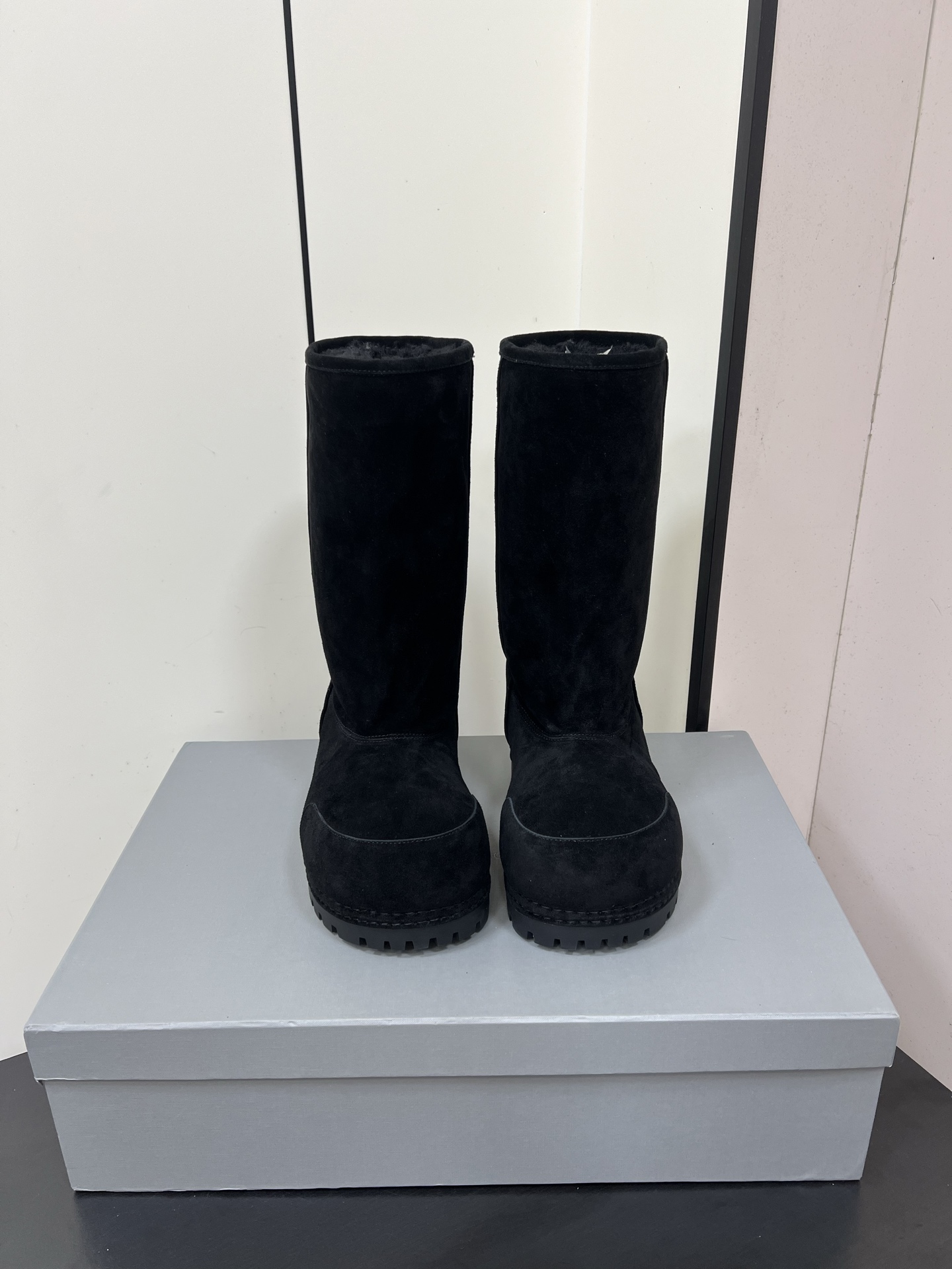 NO:466884,Balenciaga, a high school short Balenciaga, a new big-headed high-heeled snow boots. Balenciaga unlocks the LA show oversized, is no longer not conspicuous in Balenciaga, but it is paired with thick snow boots, mainly a suitcase when it is full, it is really personal. The gospel of a small person, high heels, heavy money, mold opening 10.5cm, upper fur, inner wool Size#35-46 (all sizes are normal to return and exchange), boots, snow boots, balenciaga, balenciaga, versace, boots19860909高中矮Balenciaga 巴黎世家新款大头高跟雪地靴 巴黎世家解锁LA大秀oversized在巴黎世家已经不是不够显眼了 但是搭配厚重好的雪地靴主打一个行李箱当放满 真的很个性 小个子的福音 跟高重金开模10.5cm 鞋面翻毛皮 内里羊毛 Size#35-46（所有码数正常退换）,靴子雪地靴,balenciaga,balenciaga,versace,boots,Women's Shoes