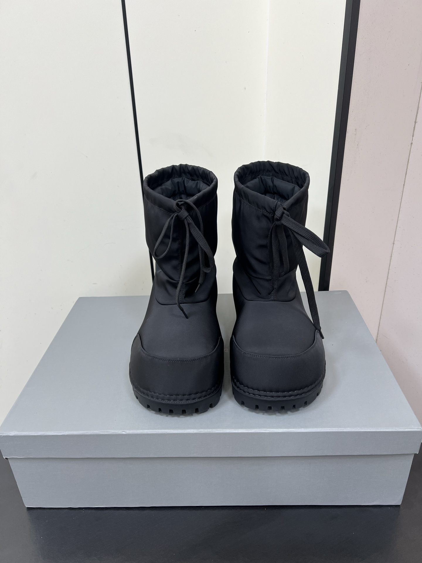 NO:466890,Balenciaga down snow boots, long-awaited Balenciaga Skiwer series, Black and white extreme version 4W + White has a strong sense of shape, black durability is entangled, frozen feet do not exist, this winter is not afraid of cold, double-sided down warm, plus down, versatile and comfortable, mid-tube snow boots, men and women's style, black 35-46, boots, snow boots, balenciaga, balenciaga, boots, down jacket19860909Balenciaga羽绒雪地靴 期待已久巴黎世家Skiwer系列 黑.白极限版4W＋ 白色造型感强、黑色耐久度纠结呀 冻脚不存在的、这个冬天不怕冷 双面羽绒保暖 加绒 百搭舒适 中筒 雪地靴 男女款 黑色 35-46,靴子雪地靴,balenciaga,balenciaga,boots,down jacket,Women's Shoes