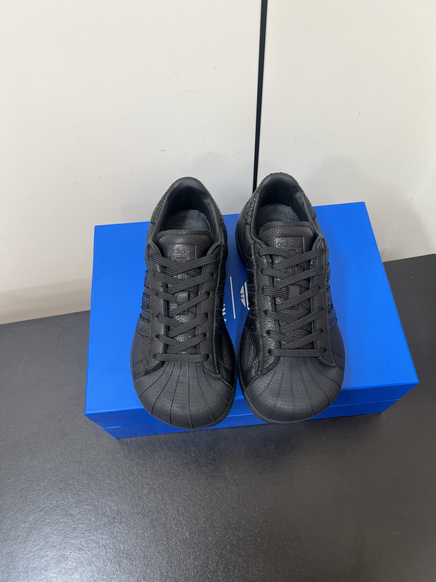 NO:465814,adidas co-branded avavav 25ss shell toe skateboard shoes. Unlike the last joint, this time it directly widened the shell toe body, becoming a fashionable 'square-toe shell toe', blending fashion attributes and sports trends just right! The shoe last and toe are widened, and the lining/shoe tongue/sole are even more high-standard full leather. All leather surfaces are top layer of cowhide leather. Now it really becomes square-toe 'leather shoes'. The retro feel is still white and red. If you need versatile attributes, black will not disappoint you. The matching is definitely the top shoe. The shoe box is also a special shoe box for the world cover. The twisted shape is a bit like a mirror. The degree to which pure blue blood people can collect. The upper calfskin inner cowhide is outsole rubber soles  Size35-40 (40 custom made without return), casual shoes/sports shoes, adidas, sneakers, cowhide19860909adidas 联名 avavav 25ss 贝壳头 滑板鞋 不同于上次联名,这次直接在贝壳头本体上加大加宽,成为了时尚完全体“方头贝壳头”,把时装属性和运动潮流揉合的恰到好处! 鞋楦和鞋头都有加宽,内衬/鞋舌/鞋垫更是高规格的全皮,所有皮面都是头层牛皮革,这下真成方头“皮鞋”了 复古感还是白红对味,如果需要百搭属性,黑色也不会让你失望,搭配性绝对是板鞋TOP了 鞋盒也是天地盖的特别鞋盒,扭曲的造型有点哈哈镜的感觉,纯正蓝血人可以收藏的程度 鞋面小牛皮 内里牛皮 大底橡胶大底 Size35-40（40订做不退换）,休闲鞋/运动鞋,adidas,sneakers,cowhide,Women's Shoes