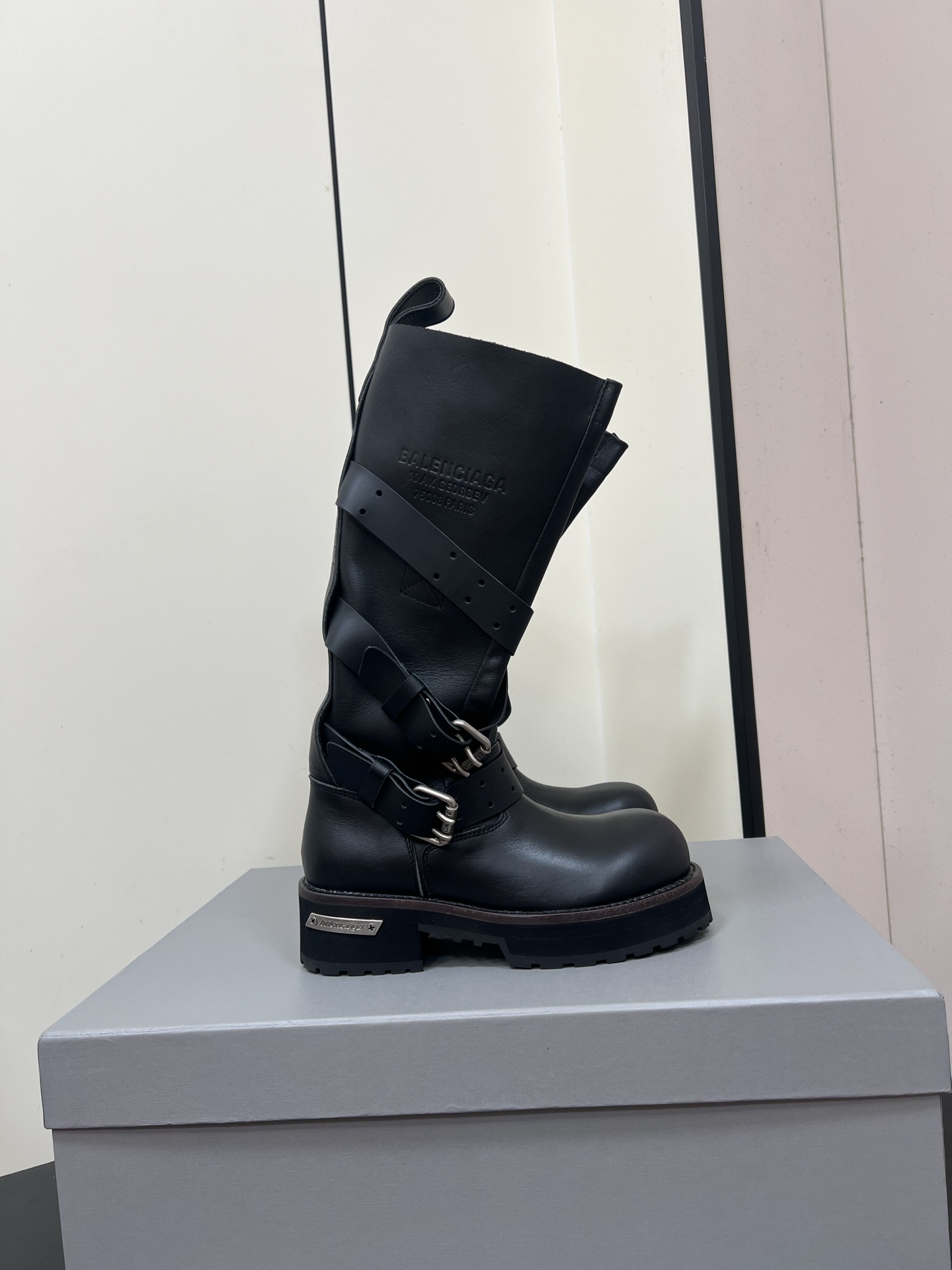 NO:465845,15-inch boots Balenciaga Balenciaga 25 autumn and winter new Venom retro old motorcycle boots knee boots casual couple boots belt + aging metal parts + aging logo logo, design reduces exaggerated elements, and uses appropriate proportions and craftsmanship to greatly increase the daily attributes of fashion, low-key personality exhibition The upper uses original imported cowhide, cowhide in shoes, original open mold rubber sole Women's 35-39 (40 custom-made without return and exchange) Men's 40-45 (45 custom-made without return and exchange), boots, balenciaga, balenciaga, boots, cowhide1986090915寸靴子Balenciaga巴黎世家25秋冬新款Venom复古做旧机车靴及膝靴休闲情侣款靴子 皮带+老化金属件+做旧徽标logo,设计都减少了夸张的元素,用适当的比例和工艺手法,大大增加了时装的日常属性,低调的个性展 鞋面采用原版进口牛皮,鞋里牛皮,原版开模橡胶大底 女款35-39（40定制不退换） 男款40-45（45定制不退换）,靴子,balenciaga,balenciaga,boots,cowhide,Women's Shoes