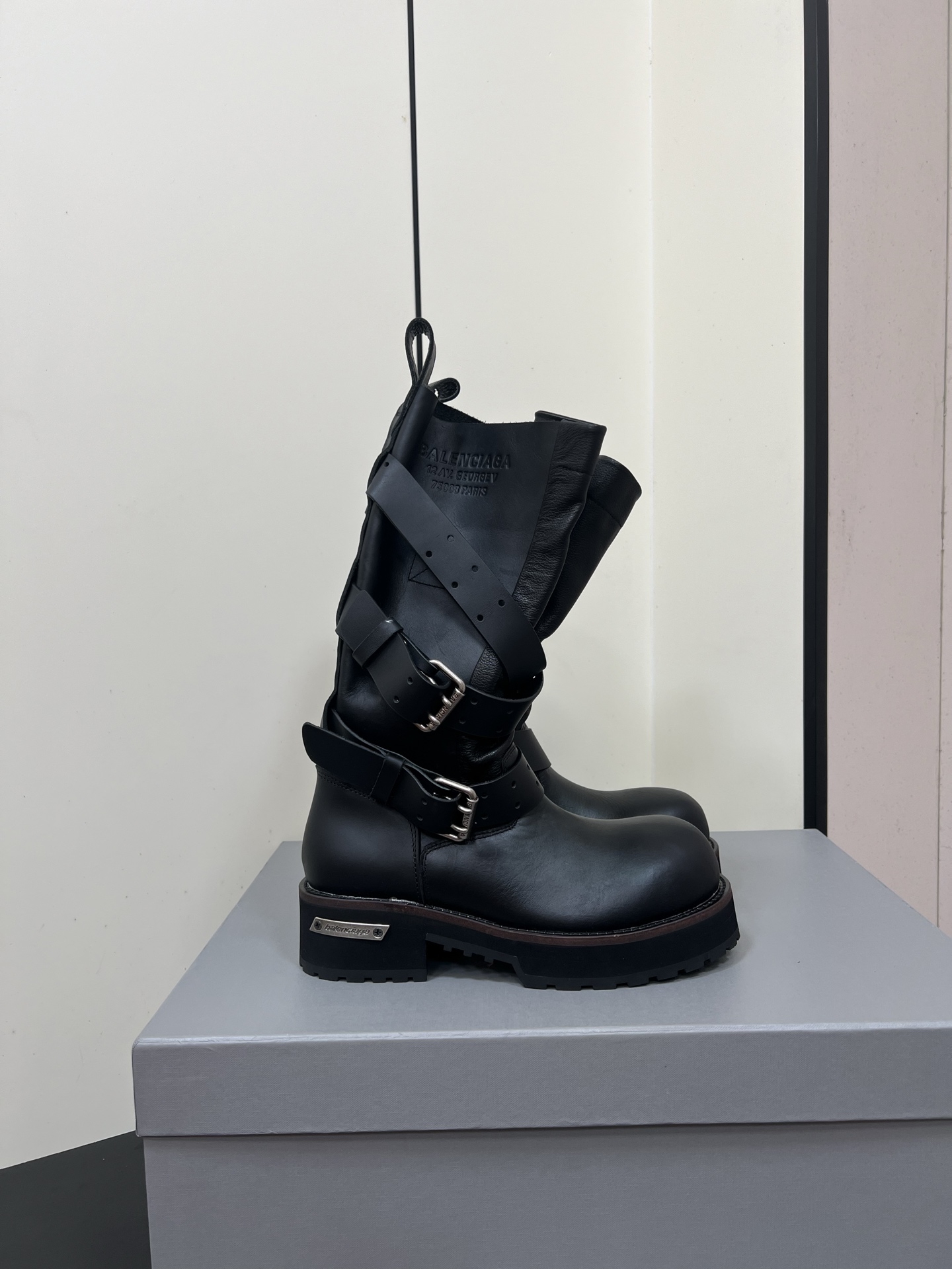 NO:465852,12-inch boots Balenciaga Balenciaga 25 autumn and winter new Venom retro old motorcycle boots knee boots casual couple boots belt + aging metal parts + aging logo logo, design reduces exaggerated elements, and uses appropriate proportions and craftsmanship to greatly increase the daily attributes of fashion, low-key personality exhibition The upper uses original imported cowhide, cowhide in shoes, original open mold rubber sole Women's 35-39 (40 custom-made without return and exchange) Men's 40-45 (45 custom-made without return and exchange), boots, balenciaga, balenciaga, boots, cowhide1986090912寸靴子Balenciaga巴黎世家25秋冬新款Venom复古做旧机车靴及膝靴休闲情侣款靴子 皮带+老化金属件+做旧徽标logo,设计都减少了夸张的元素,用适当的比例和工艺手法,大大增加了时装的日常属性,低调的个性展 鞋面采用原版进口牛皮,鞋里牛皮,原版开模橡胶大底 女款35-39（40定制不退换） 男款40-45（45定制不退换）,靴子,balenciaga,balenciaga,boots,cowhide,Women's Shoes