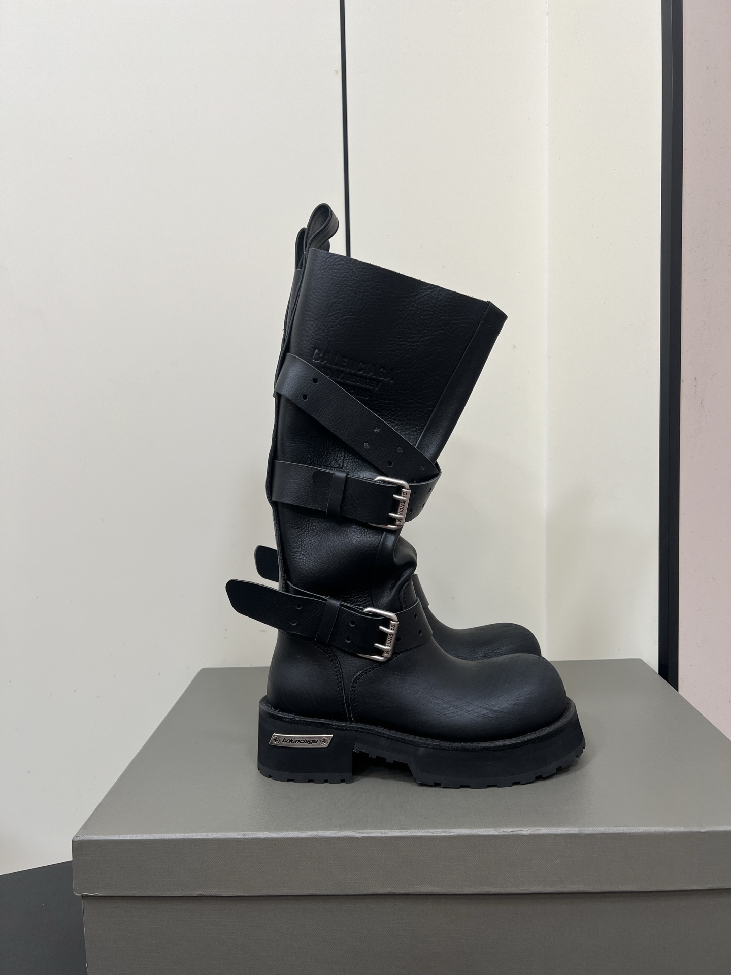 NO:465859,15-inch old boots Balenciaga 25 autumn and winter new Venom retro old motorcycle boots knee boots casual couple boots belt + aging metal parts + aging logo logo, design reduces exaggerated elements, and uses appropriate proportions and craftsmanship to greatly increase the daily attributes of fashion, low-key personality exhibition The upper uses original imported cowhide, cowhide in shoes, original open mold rubber sole Women's 35-39 (40 custom-made without return and exchange) Men's 40-45 (45 custom-made without return and exchange), boots, balenciaga, balenciaga, boots, cowhide1986090915寸做旧靴子Balenciaga巴黎世家25秋冬新款Venom复古做旧机车靴及膝靴休闲情侣款靴子 皮带+老化金属件+做旧徽标logo,设计都减少了夸张的元素,用适当的比例和工艺手法,大大增加了时装的日常属性,低调的个性展 鞋面采用原版进口牛皮,鞋里牛皮,原版开模橡胶大底 女款35-39（40定制不退换） 男款40-45（45定制不退换）,靴子,balenciaga,balenciaga,boots,cowhide,Women's Shoes