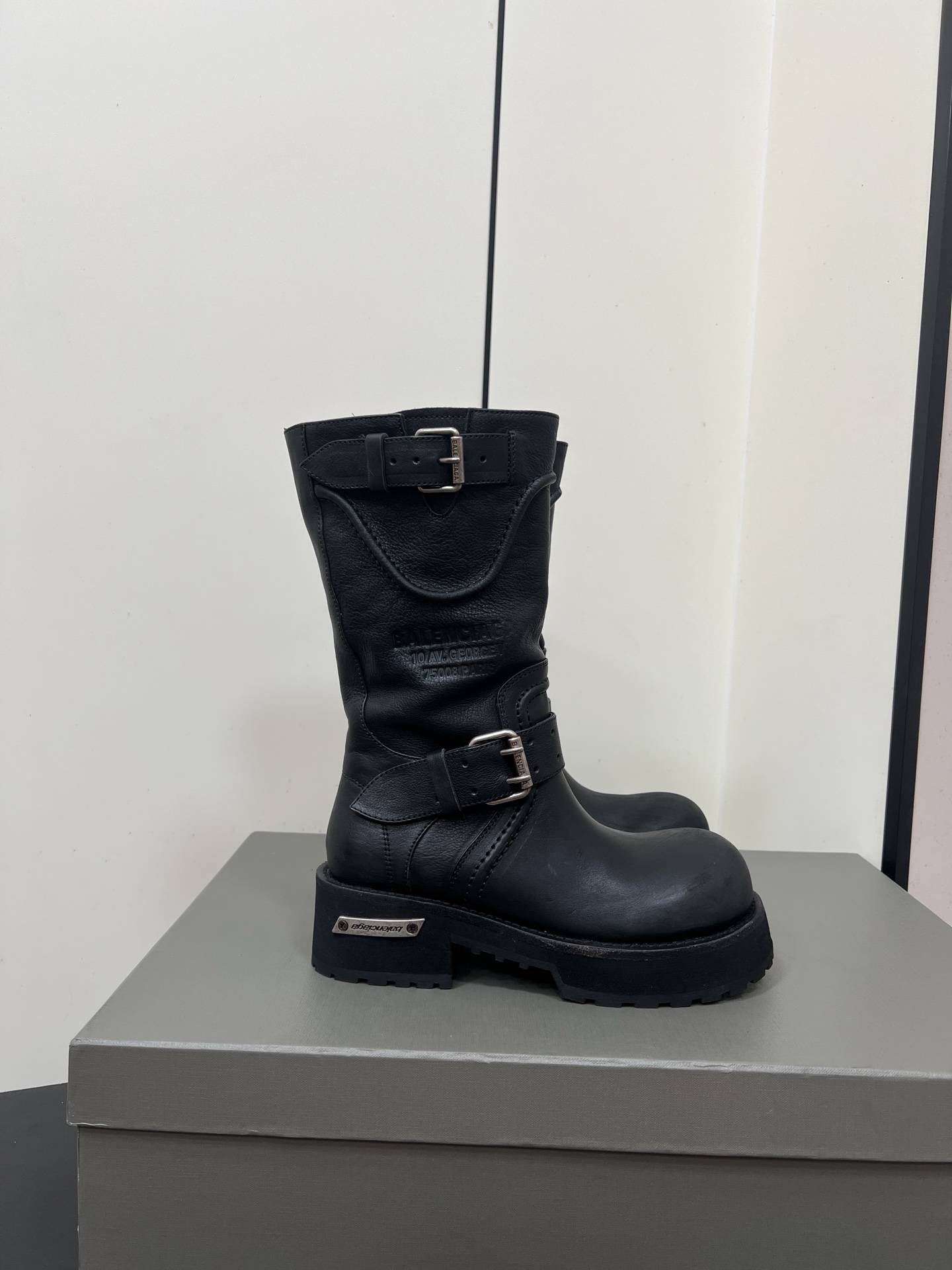 NO:465809,Balenciaga 25 autumn and winter new Venom retro old motorcycle boots knee boots casual couple boots belt + aging metal parts + aging logo logo, design reduces exaggerated elements, and uses appropriate proportions and craftsmanship to greatly increase the daily attributes of fashion, low-key personality exhibition The upper uses original imported cowhide, cowhide in shoes, original open mold rubber sole Women's model 35-39 (40 custom-made without return and exchange) Men's model 40-45 (45 custom-made without return and exchange), boots, balenciaga, balenciaga, boots, cowhide19860909Balenciaga巴黎世家25秋冬新款Venom复古做旧机车靴及膝靴休闲情侣款靴子 皮带+老化金属件+做旧徽标logo,设计都减少了夸张的元素,用适当的比例和工艺手法,大大增加了时装的日常属性,低调的个性展 鞋面采用原版进口牛皮,鞋里牛皮,原版开模橡胶大底 女款35-39（40定制不退换） 男款40-45（45定制不退换）,靴子,balenciaga,balenciaga,boots,cowhide,Women's Shoes