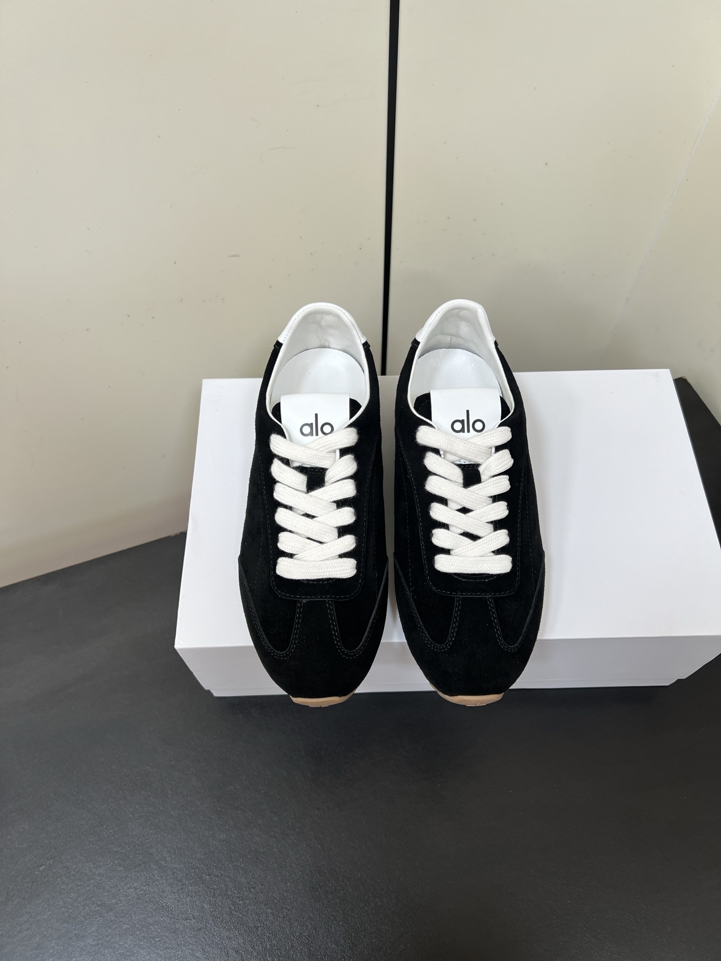 NO:465833,Men's alo 25ss new German training shoes comfortable and casual alo understands girls better than Nike!  Super versatile!  And super comfortable!  It's a thin bottom and it's not heavy at all!  Very lightweight!  It looks better when putting on socks!  And it is recommended by celebrities~ It looks thinner with legs on your feet!  Super suitable for us small girls~ the shoes are also a classic ox-fleece design and the delicate texture of the upper!  !  Upper ox back velvet inner sheepskin outsole rubber outsole women's size 35-40 (40 custom-made without return and exchange) Men's size 40-45 (45 custom-made without return and exchange), casual shoes/sports shoes, sneakers, sheepskin19860909男款alo 25ss新款 德训鞋舒适休闲款 alo比耐克更懂女生！上脚超级百搭！而且超级舒适！是薄底款上脚一点都不沉重！非常轻便！套上袜套搭配更好看！而且还是明星同款推荐～上脚超级显腿细！超级适合我们小个子女生～鞋子整体也是经典的牛反绒设计搭配鞋面细腻的纹路肌理感！！ 鞋面牛反绒 内里羊皮 大底橡胶大底 女码35-40（40定制不退换） 男码40-45（45定制不退换）,休闲鞋/运动鞋,sneakers,sheepskin,Women's Shoes