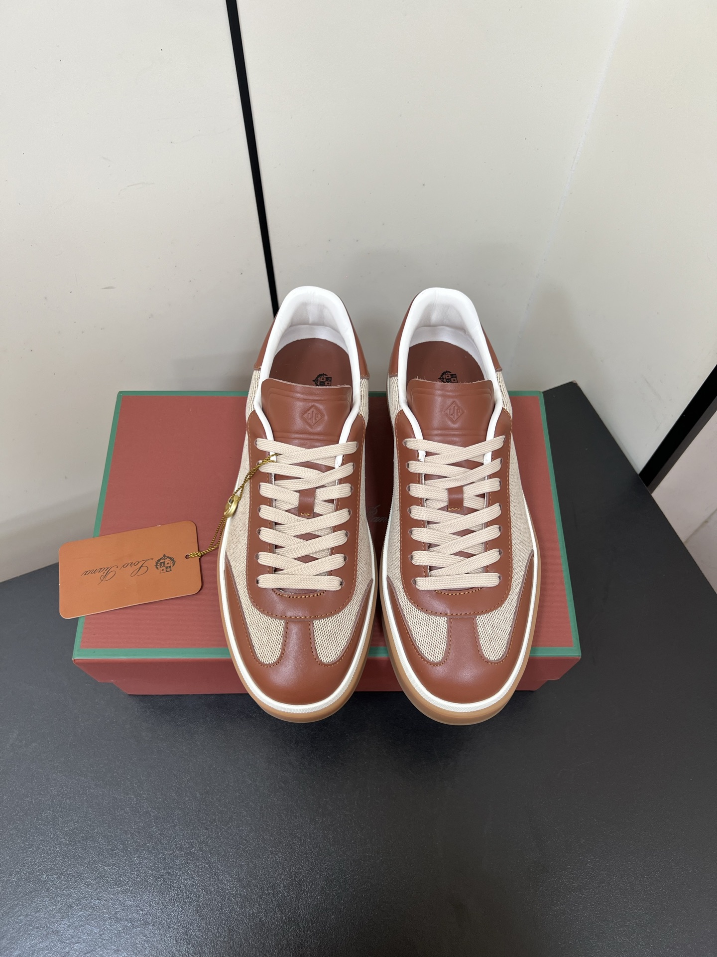 NO:467041,Men's 10LP Couple Model German Training Shoes Loro Piana Classic German Training Shoes. Each brand integrates its own brand elements to form its own brand of moral training shoes!  LP This shape has a more casual feel like a shoe, quite beautiful. Calf leather material, good texture. Couple size 35-45 (female 40, male 45 customized, no return or exchange), casual shoes/sports shoes, loro piana, loro piana, sneakers, cowhide19860909男款10LP 情侣款 德训鞋 loro piana经典德军训练鞋,每个品牌融入自己品牌元素,就形成了自己的品牌的德训鞋！ LP 这个形体更有板鞋的休闲感,蛮好看 小牛皮材质,质感跟好 情侣码数35-45（女40男45定制不退换）,休闲鞋/运动鞋,loro piana,loro piana,sneakers,cowhide,Women's Shoes