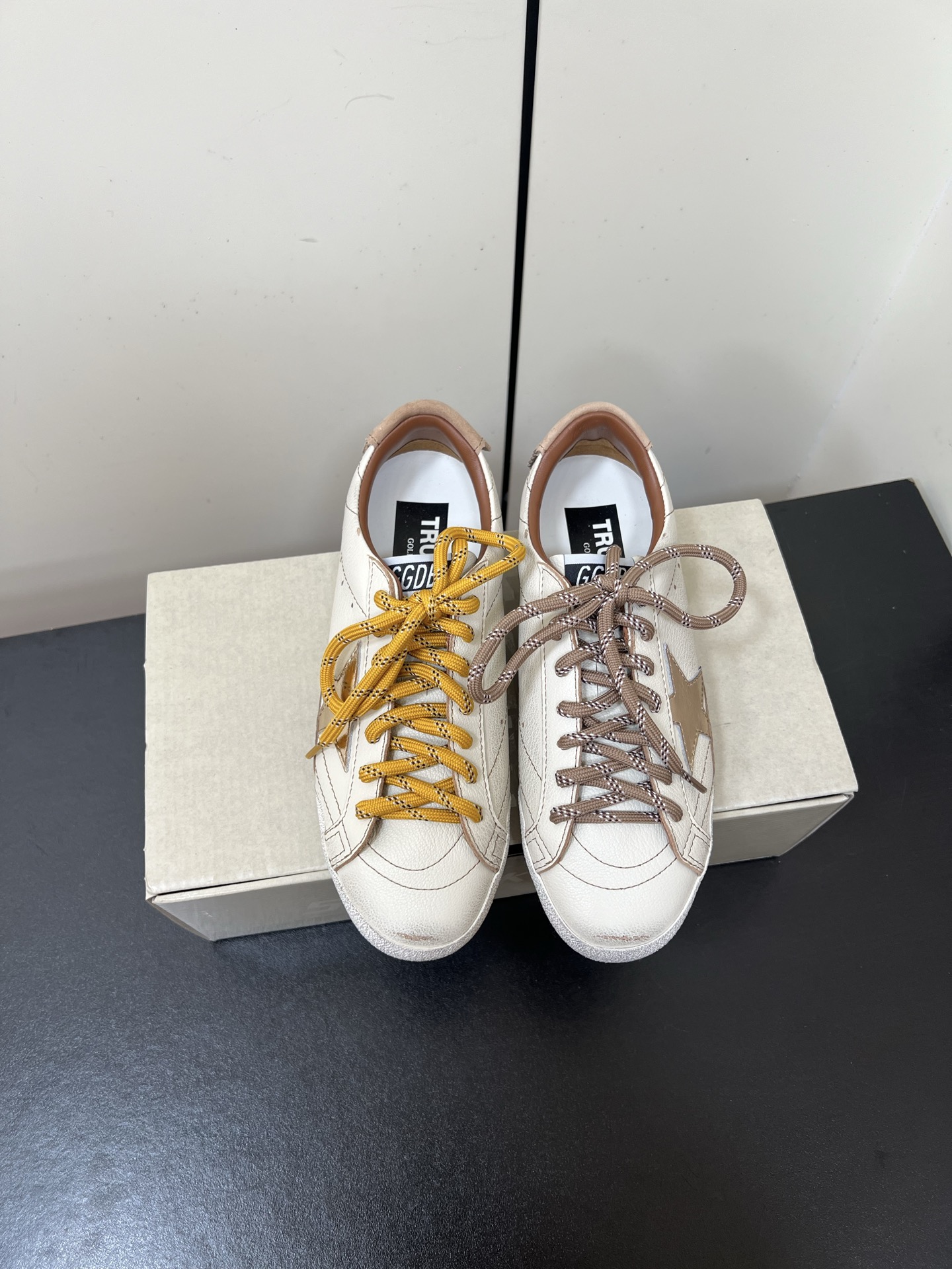 NO:470205,GGDB men's and women's shoes True Star New series Retro, old, heightened stars, moral training shoes, casual, sports shoes, small dirty shoes, original purchase and development, making goods GGDB is more popular than white shoes, breaking the traditional aesthetics, small dirty shoes have been demonstrated by celebrity private servers, and it is so versatile!  No need to worry about washing shoes anymore. The delivery counter is exquisitely packaged. Fabric: Original customized custom water-dyeed cowhide inner: Imported breathable towel velvet sole: Original open mold-proof rubber outsole, thick sole 2.5CM Size: Women's model 35-40 / Men's model 39-45, casual shoes/sports shoes, sneakers, cowhide19860909GGDB 男女鞋 True Star 全新系列 复古 做旧 增高星星 德训鞋 休闲 运动鞋 小脏鞋 原版购入开发 做货 GGDB火红程度比小白鞋还要早,打破传统审美,小脏鞋做到了明星私服上脚示范 就是这么百搭 ！再也不用担心洗鞋的问题啦 配送专柜精美包装 面料 : 原版定制定制水染牛皮 内里 : 进口透气毛巾绒里 鞋底 : 原版开模防滑橡胶大底 底厚 2.5CM Size : 女款35-40 / 男款39-45,休闲鞋/运动鞋,sneakers,cowhide,Women's Shoes