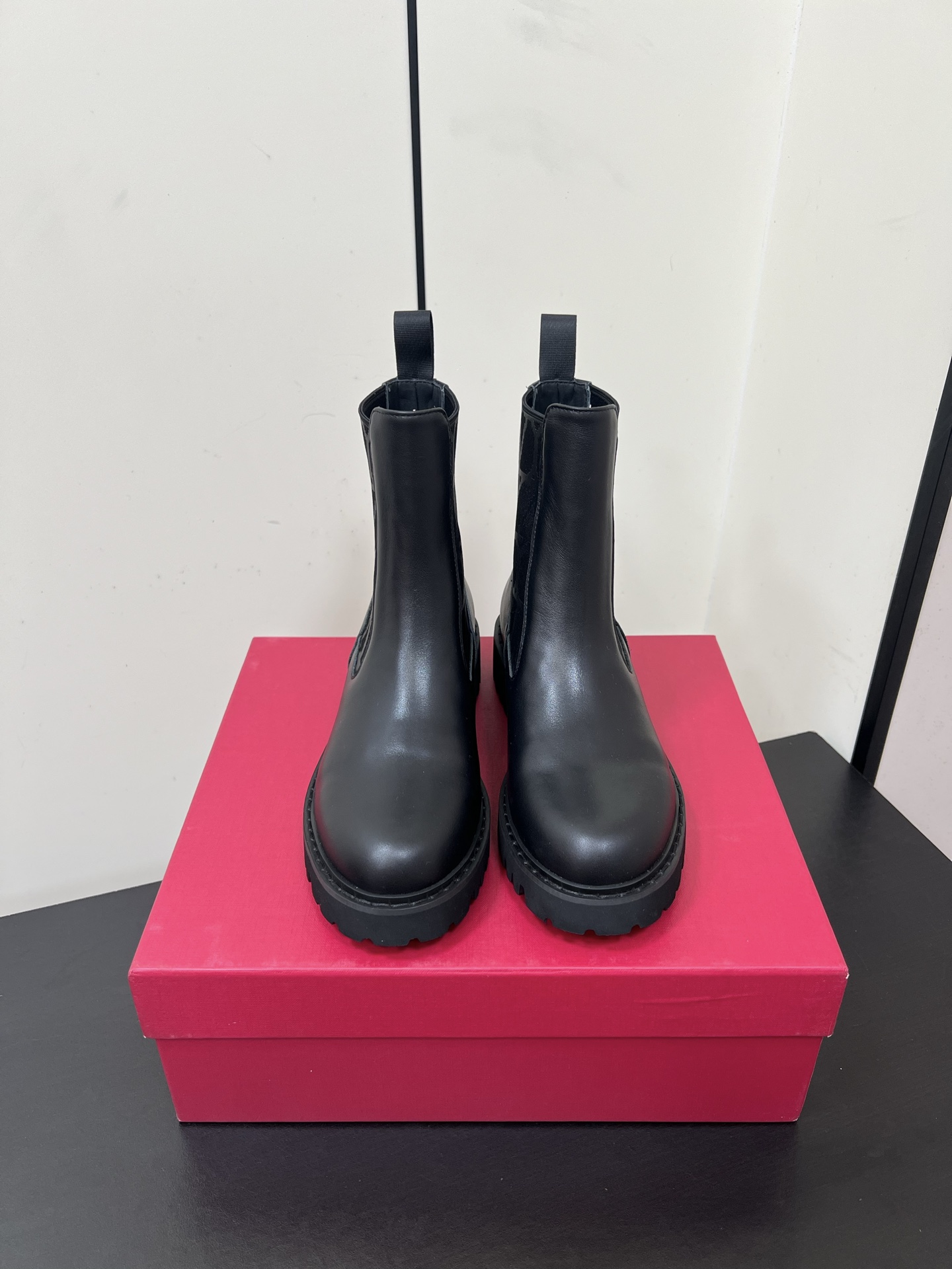 NO:470217,Valentino 2025 autumn and winter new style thick-soled knight short boots letter logo hardware V-buckle round toe-pedal Chelsea short boots Chelsea short boots Chelsea boots style is characterized by elastic elastic band design on the side, which is easy to put on and off, and at the same time gives the shoes a neat, retro and fashionable outline. Classic black is versatile and easy to match with various clothing styles, and can be adapted for casual, commuting or slightly formal occasions. The upper is made of high-quality leather material, with a delicate texture, which not only improves the grade of the shoes, but also ensures the comfort and durability of wearing; the sole looks a certain thickness, which may be made of rubber or composite material, which not only provides a certain height increase effect, but also increases comfort and stability when walking. The upper is original customized calfskin, inner foot pad, water-dyed cowhide sole, original open-mold wear-resistant rubber combination large sole  Number of codes 35-39 (40.41 custom made without return), boots, valentino, valentino, boots, cowhide19860909Valentino 华伦天奴2025秋冬系列新款 厚底骑士短靴字母logo五金V扣圆头一脚蹬切尔西短靴 切尔西靴风格,特点是侧面的弹性松紧带设计,方便穿脱,同时赋予鞋子利落、复古又不失时尚感的轮廓. 经典的黑色,百搭且容易与各种服饰风格搭配,无论是休闲、通勤还是稍正式的场合都能适配. 鞋面采用优质的皮革材质,质感细腻,不仅提升了鞋子的档次,也能保证穿着的舒适度与耐用性；鞋底看起来有一定的厚度,可能是橡胶或复合材质,既提供了一定的增高效果,也能增加行走时的舒适度与稳定性. 鞋面原版定制小牛皮 内里垫脚水染牛皮 鞋底原版开模耐磨绒橡胶组合大底 码数35-39（40.41定做不退换）,靴子,valentino,valentino,boots,cowhide,Women's Shoes