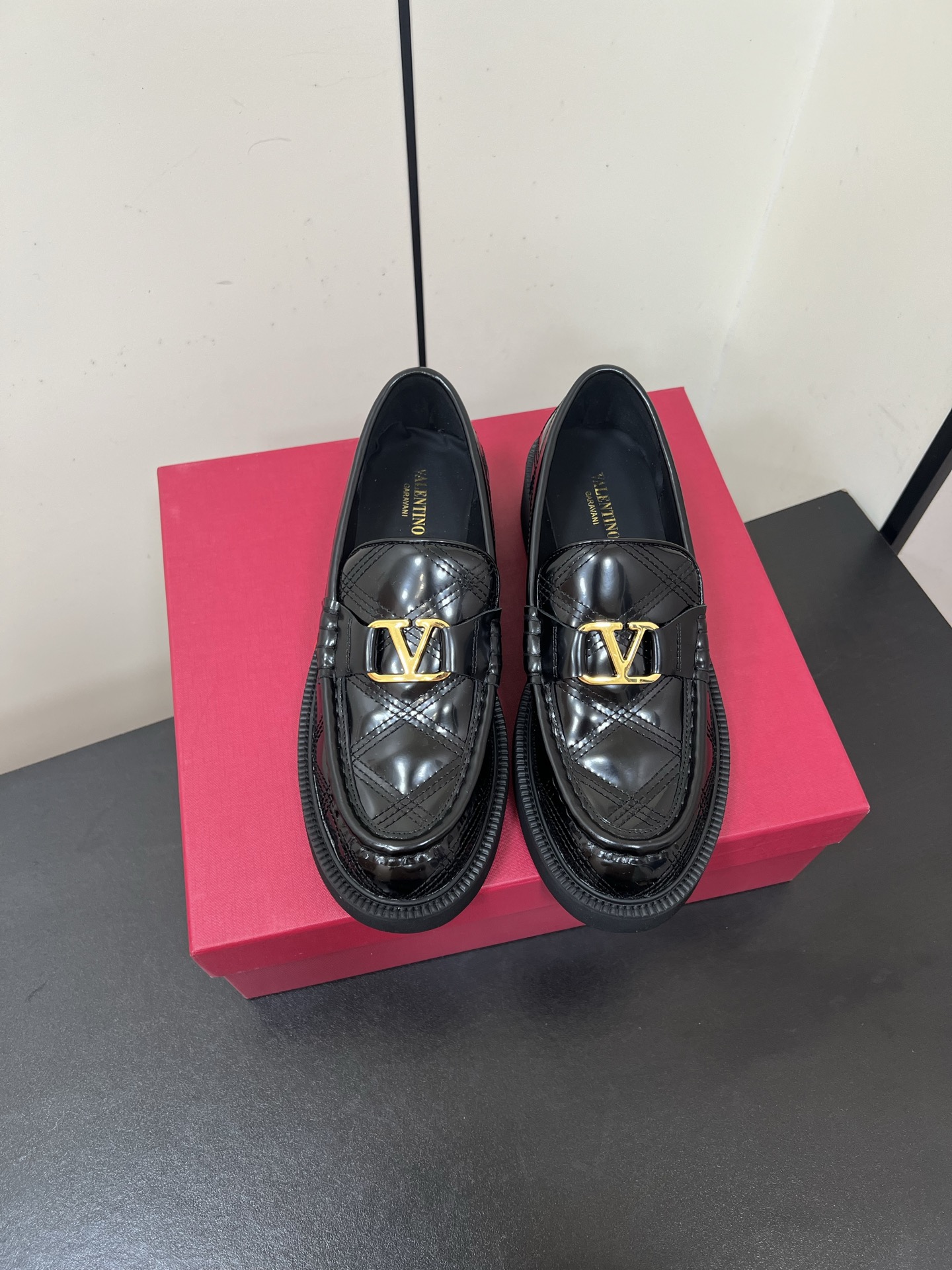 NO:475762,Valentino 2025 new model, autumn and winter versatile loafers are available, and a new interpretation method is launched!  The latest versatile pedal is the same as many celebrities!  The fashion is very high~ Upper, original custom cowhide, original imported cowhide, the original sole of the large sole is one-to-one, the number of sizes is 35-39 (40 and 41 custom-made, no return or exchange) A complete set of sync gift boxes for the counter!  loafers, valentino, valentino, loafers, cowhide19860909Valentino 华伦天奴2025新款 秋冬百搭乐福鞋上新 全新的诠释方式首发！最新百搭一脚蹬众多明星同款！时尚度爆棚～ 鞋面 原版定制牛皮 内里原版进口牛皮里 大底原版一比一登上齿轮大底 码数35-39（ 40、41定做不退换） 全套专柜同步礼盒包装！,乐福鞋,valentino,valentino,loafers,cowhide,Women's Shoes