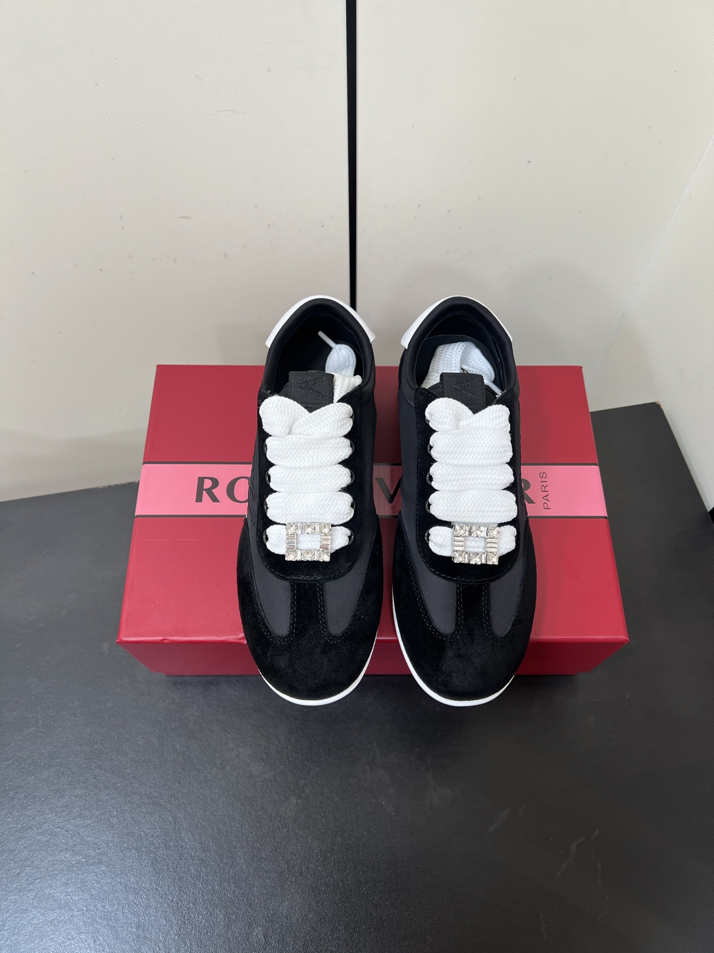 NO:475728,The new version of Roger vivier 2025 rhinestone buckle square buckle casual shoes small square buckle Deshunting shoes Viv Low sports casual shoes front buckle and letter embroidery on the side attract the eye. Made of suede leather fabric, rubber sole draws inspiration from the Viv'Run series. Soft and light, paired with pinched wide shoelaces, combining ladylike style and comfortable foot feeling, and travel freely. The upper is made of imported suede/customized fabric, inner foot pad sheepskin, original molded TPU sole Size35-36-37-38-39 (40 custom made without return or exchange), casual shoes/sports shoes, roger vivier, sneakers, sheepskin, chamois leather19860909高版本Roger vivier2025新款水钻扣方扣休闲鞋小方扣德训鞋 Viv Low运动休闲鞋以前面的饰扣和侧边的字母刺绣吸引眼球,绒面皮革拼织物制成,橡胶鞋底从Viv'Run系列汲取灵感.柔软又轻便,搭配捏褶宽鞋带,兼具淑女风格和舒适脚感,自在出行. 鞋面采用进口麂皮/定制布料,内里垫脚羊皮,原版开模TPU大底 Size35-36-37-38-39（40定做不退换）,休闲鞋/运动鞋,roger vivier,sneakers,sheepskin,chamois leather,Women's Shoes