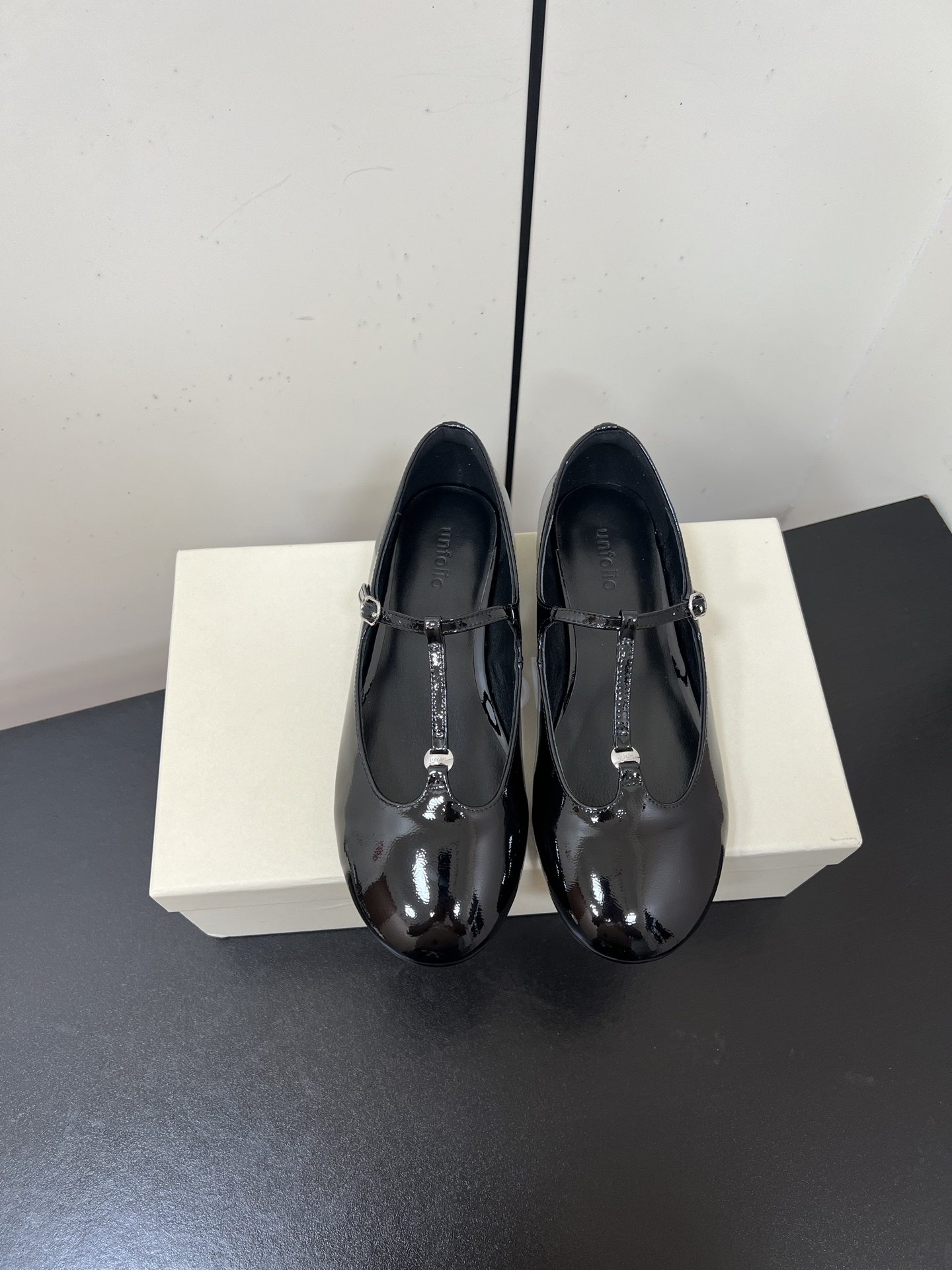 NO:475714,Unfolio25SS new round-toed Mary Jane The upper uses a special textured pleated lacquered cowhide. In addition to being easy to care, the leather becomes softer. It is matched with sheepskin as the inner lining, providing a highly comfortable foot feel. The flat heel design provides convenience for putting on and taking off. The forefoot feels like a rubber sole, which is easy to care for, and is more suitable for daily wear at high frequency~ Upper cowhide inner lining sheepskin Outsole Italian leather size35-41 (40.41 custom-made without return and exchange), Mary Jane, mary jane, cowhide, sheepskin19860909Unfolio25SS 新款圆头玛丽珍 鞋面采用质感特别的褶皱感漆面牛皮,除了便于打理外,使皮质变得更柔软,搭配羊皮作为内里,提供高度舒适的脚感,平跟的设计为穿脱提供便利,前掌磨砂感像橡胶鞋底,方便打理,更适合日常高频率穿着~ 鞋面牛皮 内里羊皮 大底意大利真皮 size35-41（40.41定制不退换）,玛丽珍,mary jane,cowhide,sheepskin,Women's Shoes