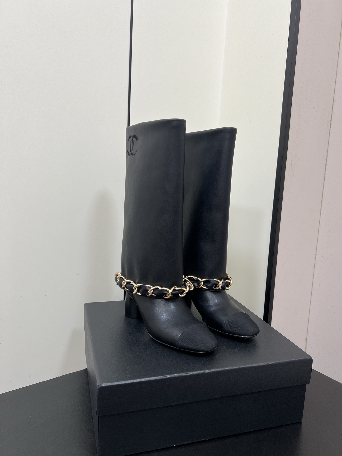 NO:498850,Chanel 2025 | Xiaoxiang autumn and winter fashionable chain boots Xiaoxiang high-end handicraft workshop It continues the brand's consistent elegant style. Every detail shows high-end texture. The production process of the boots is unique. The upper is made of top-grade leather. It is delicate and soft. It has a charming luster under the light. The texture is immediately visible. The iconic large chain. The metal texture is full of b. It adds a gorgeousness and exquisiteness to the boots. The chain is not only the decoration but also the finishing touch. The exquisite stitching process is fine and even. Each stitch is full of the hard work of craftsmen. The sole is made of imported genuine leather. The 5.5cm heels are stable and safe inside. It is soft and skin-friendly. The gentlest care of the feet. Even if you wear it for a long time, you won't feel tired.  size35-41 (40.41 custom non-return and exchange), boots, chanel, boots, sheepskin, Leather soles19860909Chanel 2025 ｜小香秋冬时髦链条靴 小香高级手工坊 它延续了品牌一贯的优雅格调 每一处细节都彰显着高级质感 靴子的制作工艺堪称一绝 鞋面采用顶级皮革 细腻柔软 光线下泛着迷人光泽 质感立现 标志性的大链条 金属质感十足b为靴子增添了一份华丽与精致 链条不仅是装饰更是点睛之笔 精湛的缝线工艺 细密均匀 每一针都饱含匠人的心血 鞋底选用进口真皮大底 5.5cm跟行走间稳健又安心内里的小羊皮材质 柔软亲肤 给双脚最温柔的呵护即使长时间穿着也不会觉得累 size35-41（40.41定制不退换）,靴子,chanel,boots,sheepskin,Leather soles,Women's Shoes